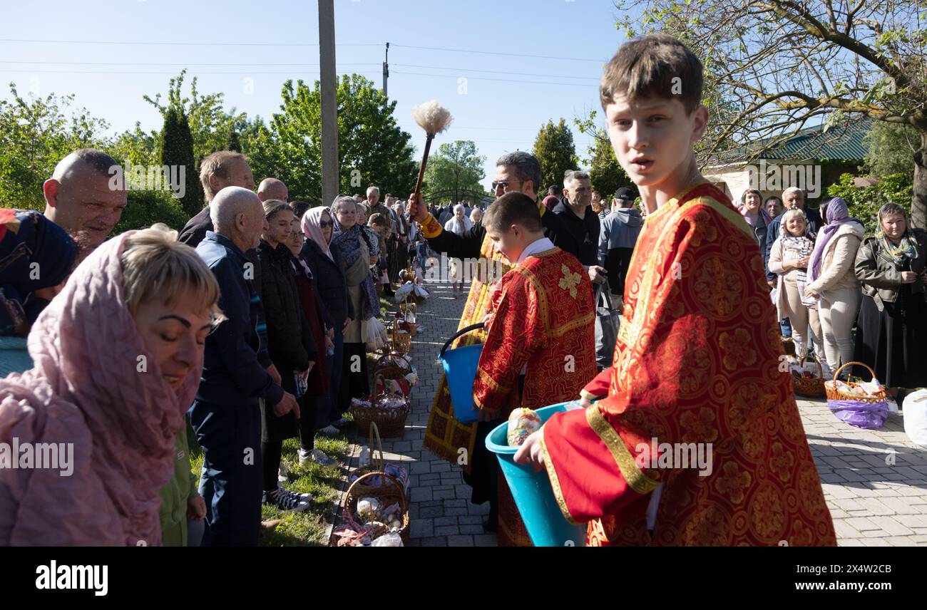 ODESSA, UKRAINE, 5. Mai 2024: Christlich-orthodoxe Kirche. Segen von Osterkuchen, Ostern, Eier am Osterfest der Auferstehung Jesu Christi. Prie Stockfoto