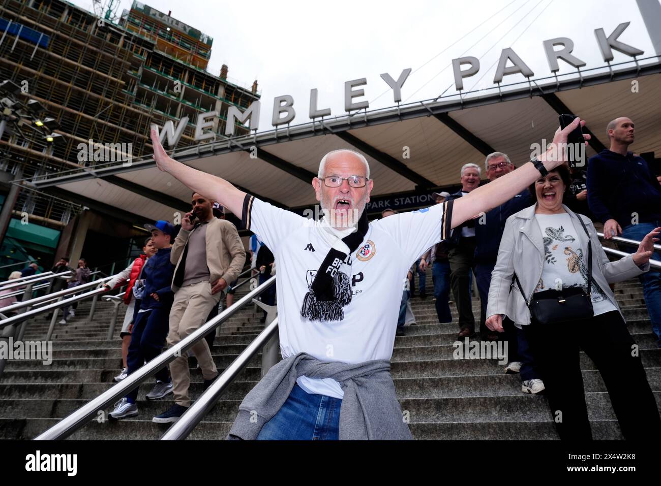 Ein Bromley-Fan verlässt die U-Bahn-Station Wembley Park vor dem Play-off-Finale der Vanarama National League im Wembley Stadium in London. Bilddatum: Sonntag, 5. Mai 2024. Stockfoto