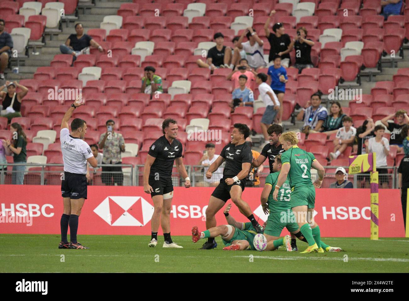 Singapur. Mai 2024. Neuseelands Spieler (zurück) feiern, nachdem sie das Endspiel der Männer zwischen Neuseeland und Irland beim HSBC Rugby Sevens Turnier in Singapur am 5. Mai 2024 gewonnen haben. Quelle: Dann Chih Wey/Xinhua/Alamy Live News Stockfoto