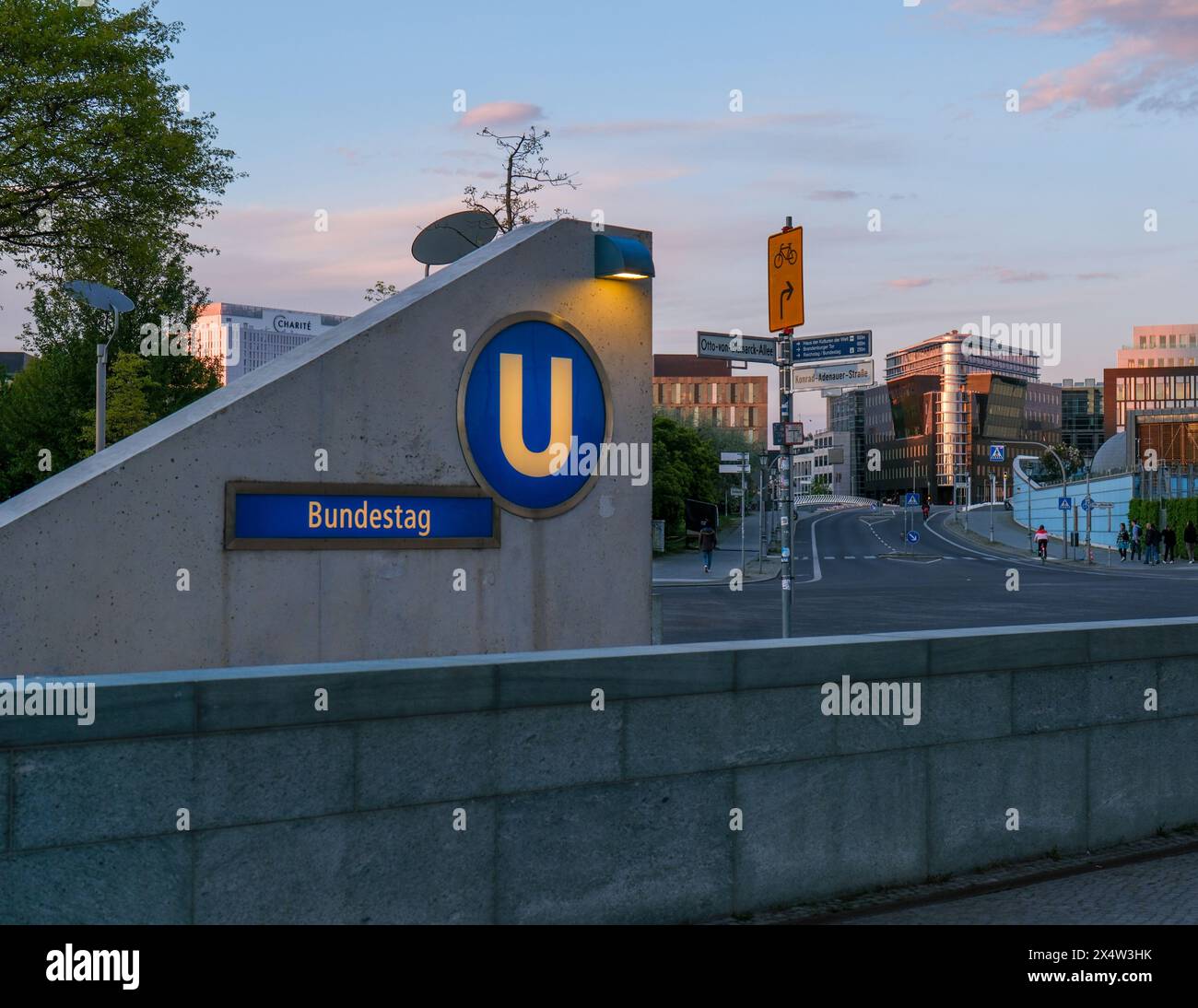 Foto der U-Bahn-Ausfahrt vor dem Deutschen Bundestag (Bundetsag) in ...