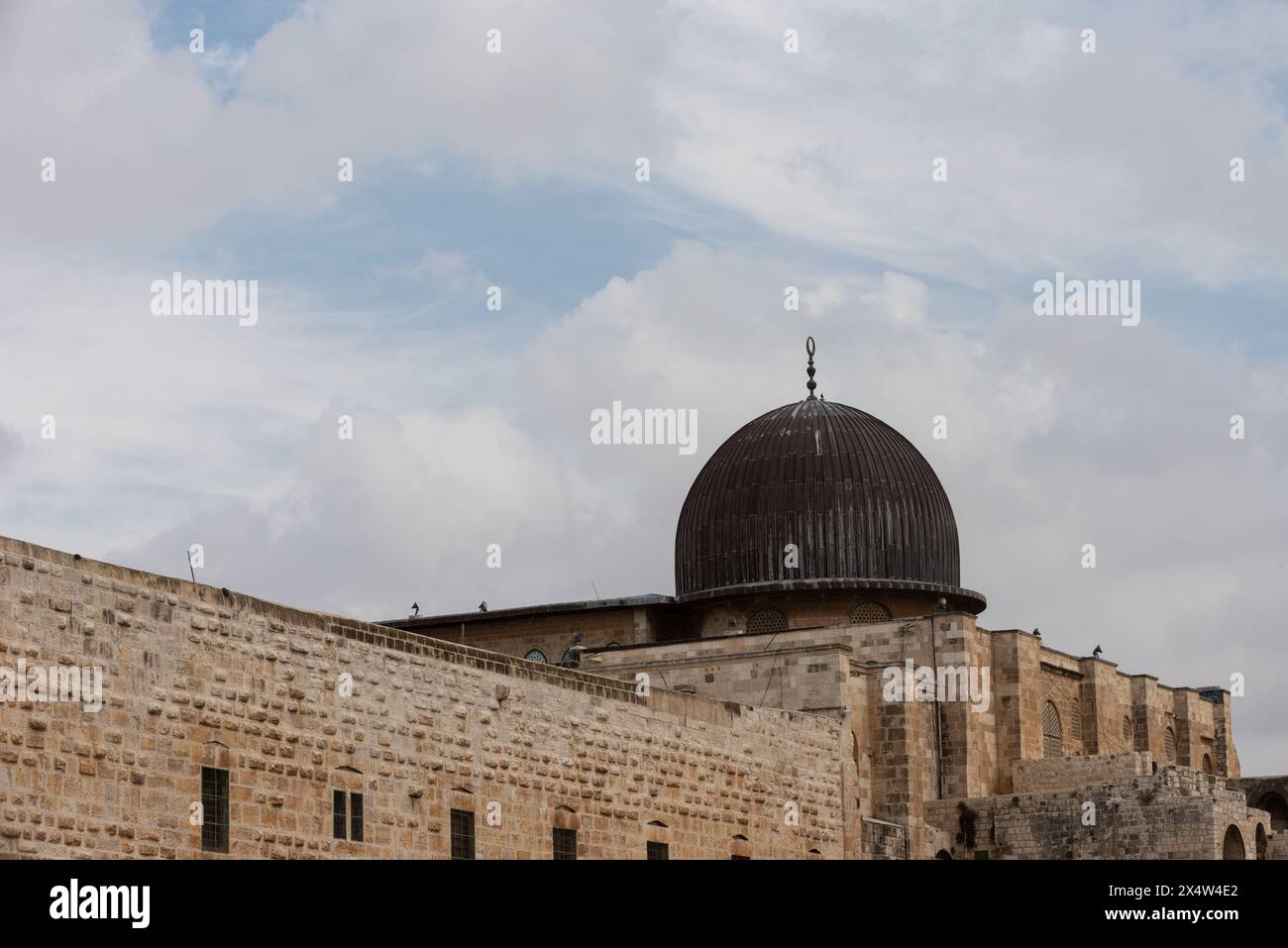 Die schwarze Kuppel der Al Aqsa Moschee, eine islamische heilige Stätte, auf dem Tempelberg oder Haram al-Sharif in der Altstadt von Jerusalem, Israel. Stockfoto