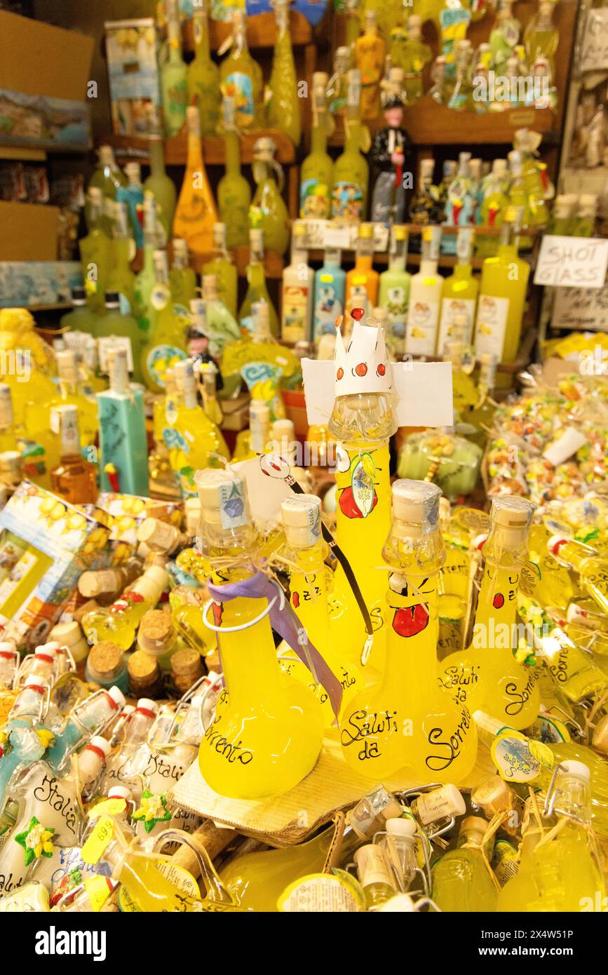 Geschenke und Souvenirs von Sorrent; Limoncello zum Verkauf in einem Souvenirladen in den Straßen von Sorrent, Italien zum Einkaufen von Feiertagen, Sorrent Italien Europa Stockfoto