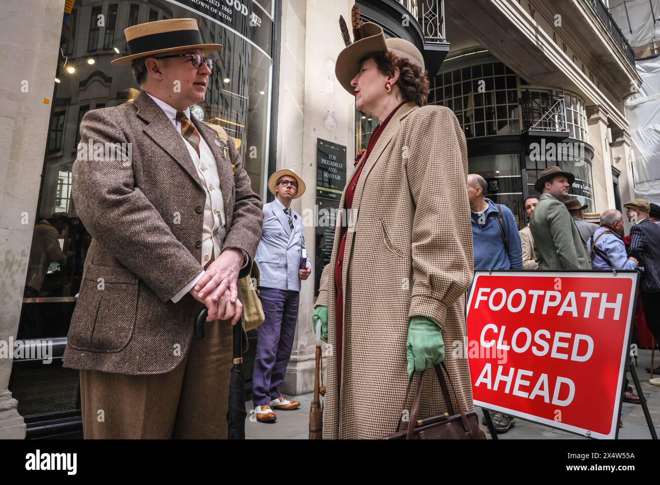 London, Großbritannien. Mai 2024. Am jährlichen Grand Flaneur Walk nehmen eine Gruppe von elegant gekleideten Jungs, Kapellen und Tänzerinnen Teil, die neben der Statue von Beau Brummell in der Jermyn Street beginnen und dann durch die Londoner St. James' Gegend schlendern. Quelle: Imageplotter/Alamy Live News Stockfoto