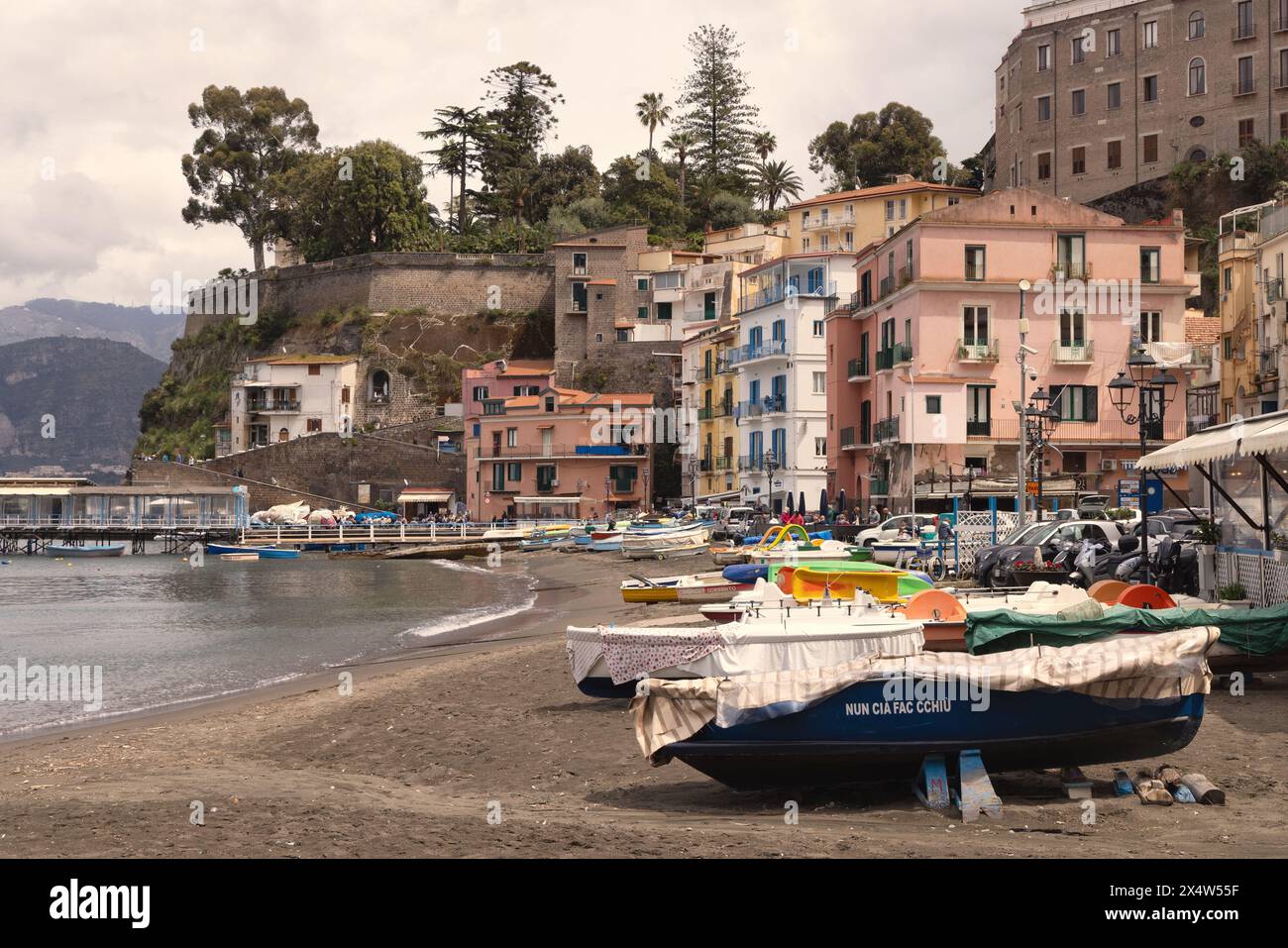 Hafen von Sorrent, Küste und Strand von Sorrent, ein kleiner Hafen an der Bucht von Neapel mit Booten und farbenfrohen Gebäuden; Sorrent, Italien .Travel. Stockfoto