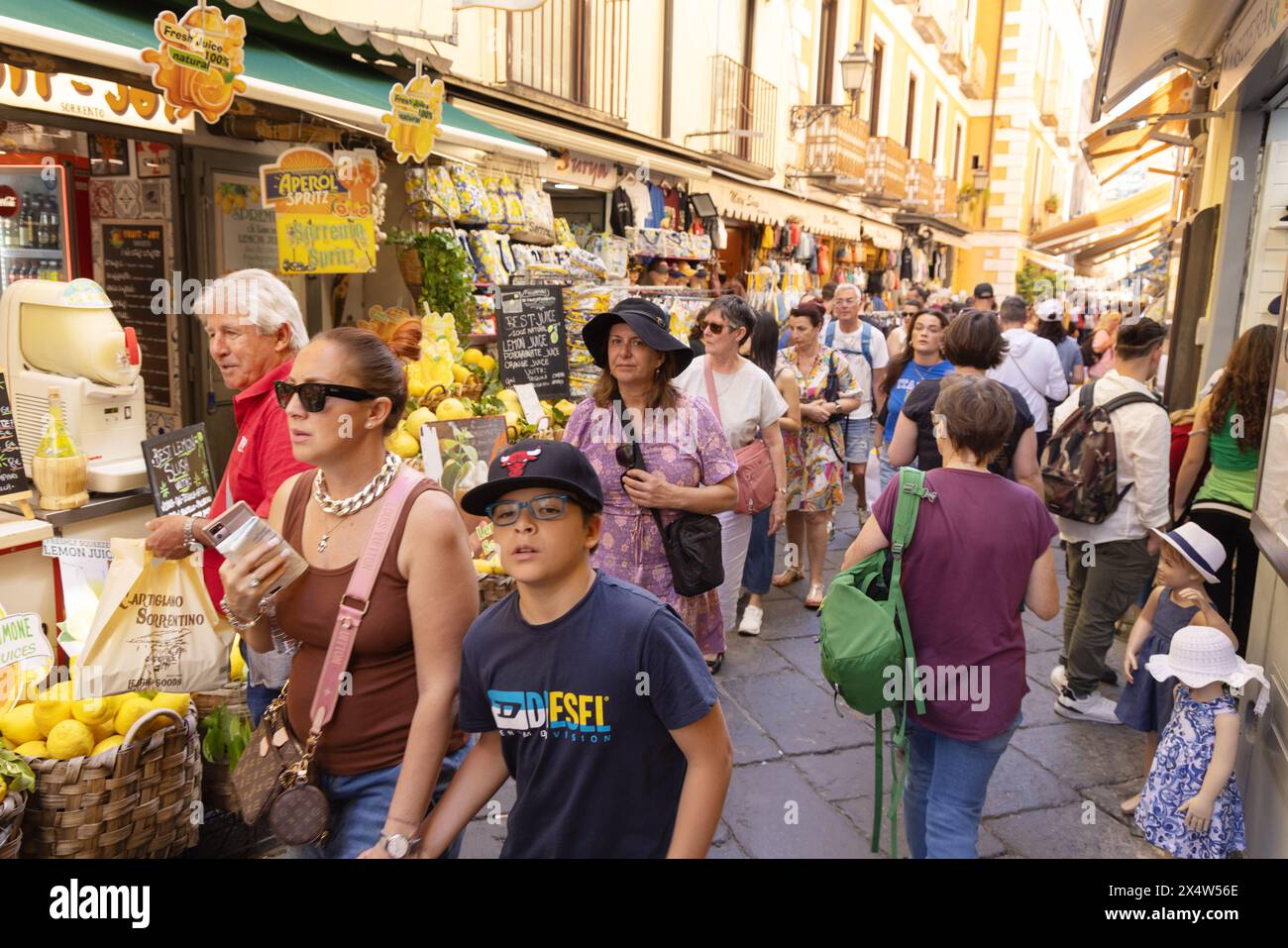 Italien Massen; überfüllte Straßenszene in der Sommersaison, mit Touristen Shopping in den engen Gassen, Sorrent Stadtzentrum, Sorrent Italien Europa Stockfoto