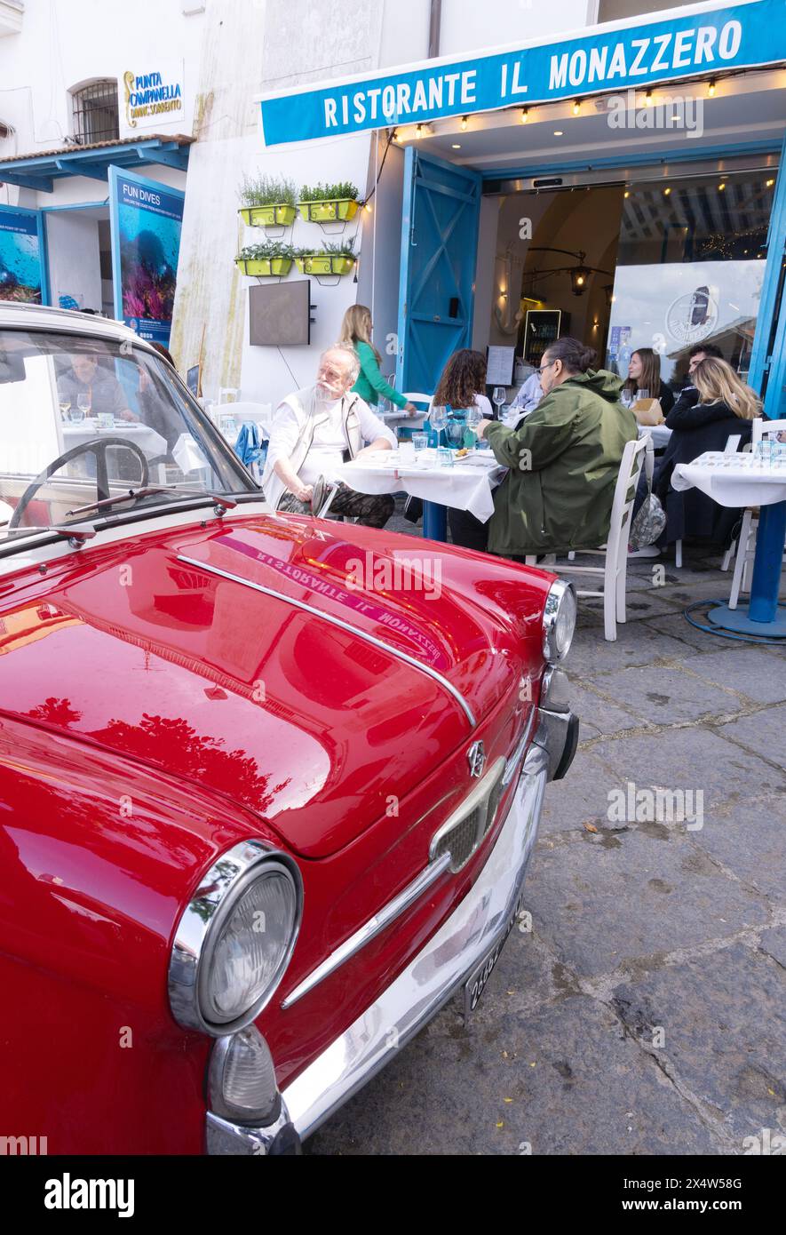 Sorrento Italien - typisch italienische Straßenszene mit rotem Auto, Sorrento Straße, Kampanien. Italienischer Lebensstil im Sommer Stockfoto