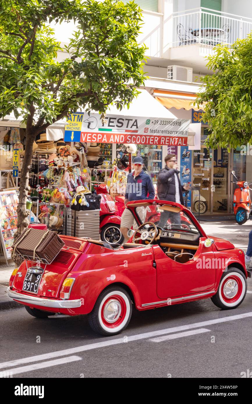 Sorrento Italien - typisch italienische Straßenszene mit rotem Auto, Sorrento Straße, Kampanien. Italienischer Lebensstil im Sommer Stockfoto