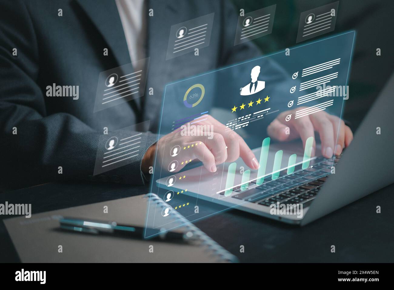 Ein Mann tippt auf einem Laptop mit einem Bildschirm, auf dem ein Diagramm der Personenbewertungen Mitarbeiter-KPI-Dashboard angezeigt wird. HR Human Resources Analytics und CRM Stockfoto