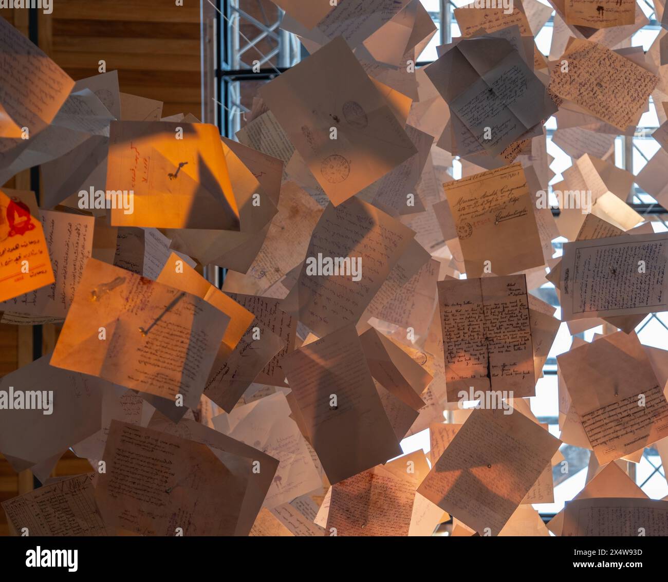 Künstlerische Erfassung fallender Bücher und Briefe von unten, die einen dramatischen und faszinierenden Effekt erzeugen. Perfekt zum Erzählen von Geschichten, Kreativität und Abstra Stockfoto