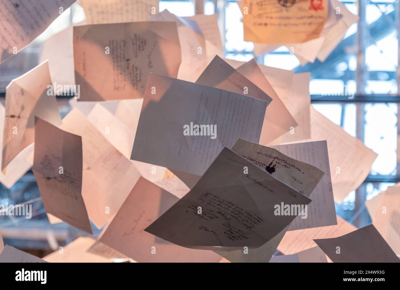 Künstlerische Erfassung fallender Bücher und Briefe von unten, die einen dramatischen und faszinierenden Effekt erzeugen. Perfekt zum Erzählen von Geschichten, Kreativität und Abstra Stockfoto