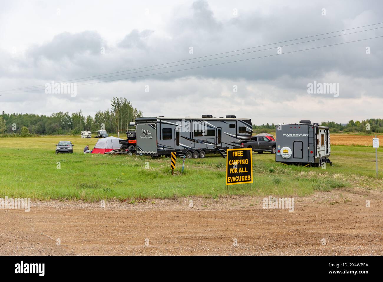 Wohnmobile parkten auf einem kostenlosen Campingplatz in High Level, Alberta, für Evakuierten aus dem Wildfeuer der Northwest Territories. Über 4 Millionen Hektar Wald verbrannt. Stockfoto