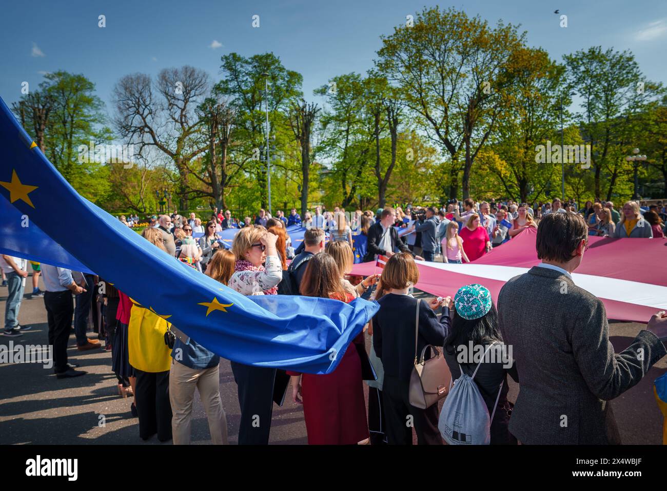 Lebhafte Menschenmassen feiern in der Altstadt von Riga, Lettland Stockfoto