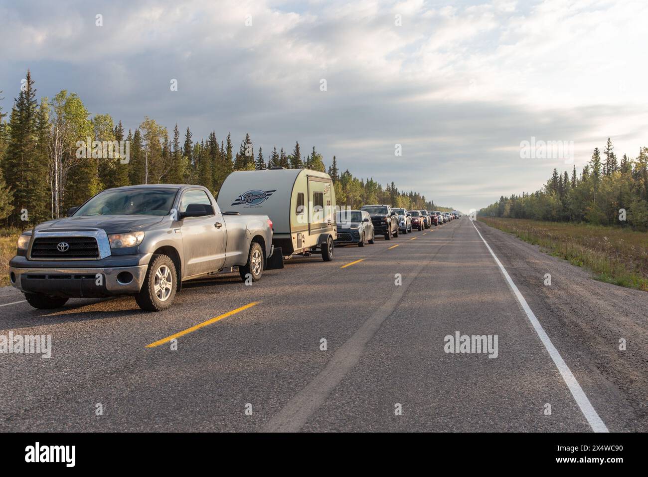 Fahrzeuge standen auf dem Highway 3 außerhalb von Fort Providence, während der Evakuierung von Yellowknife, Nordwest Territories, Kanada. Stockfoto