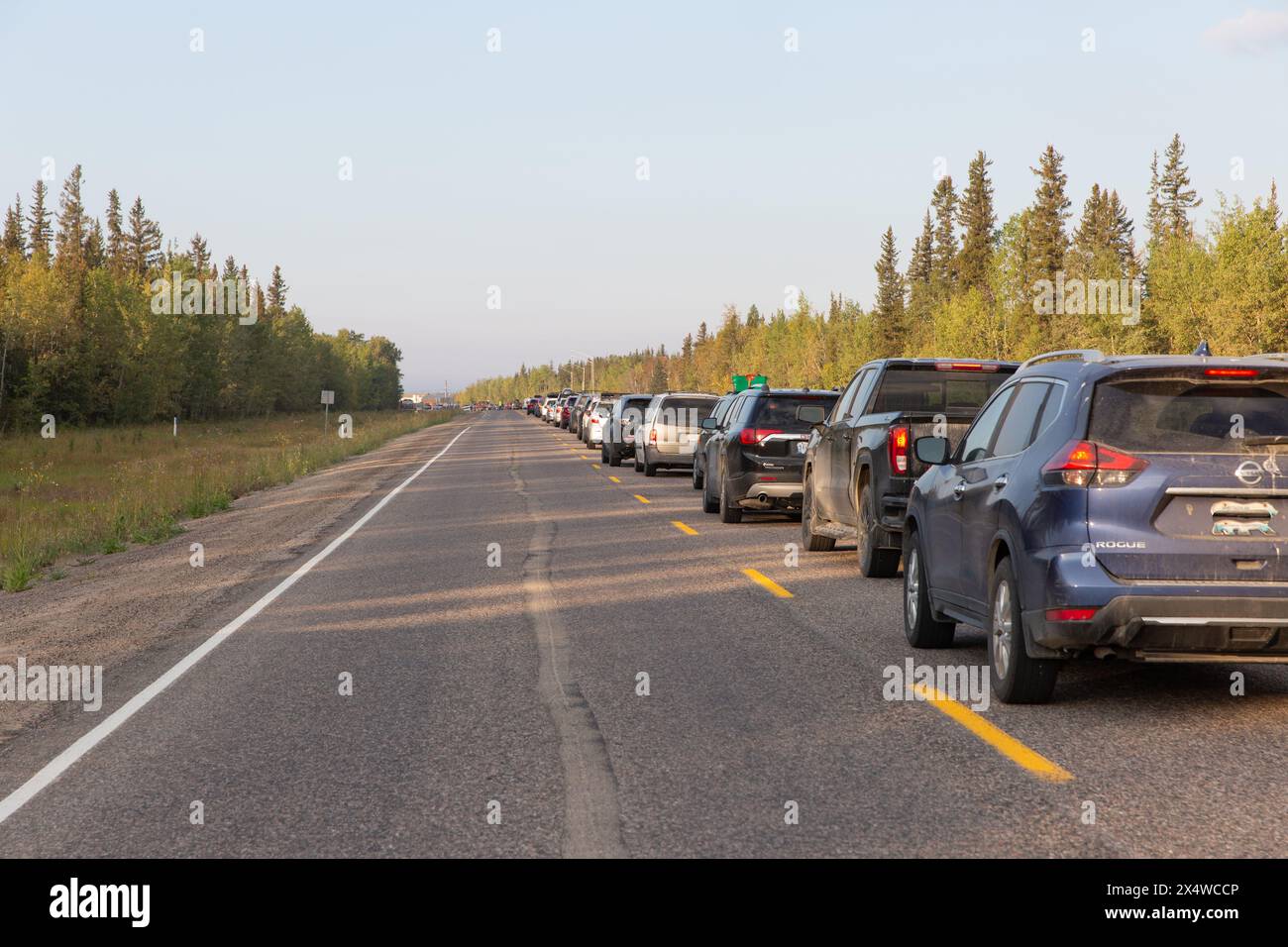 Fahrzeuge standen auf dem Highway 3 außerhalb von Fort Providence, während der Evakuierung von Yellowknife in den Northwest Territories, Kanada. Stockfoto