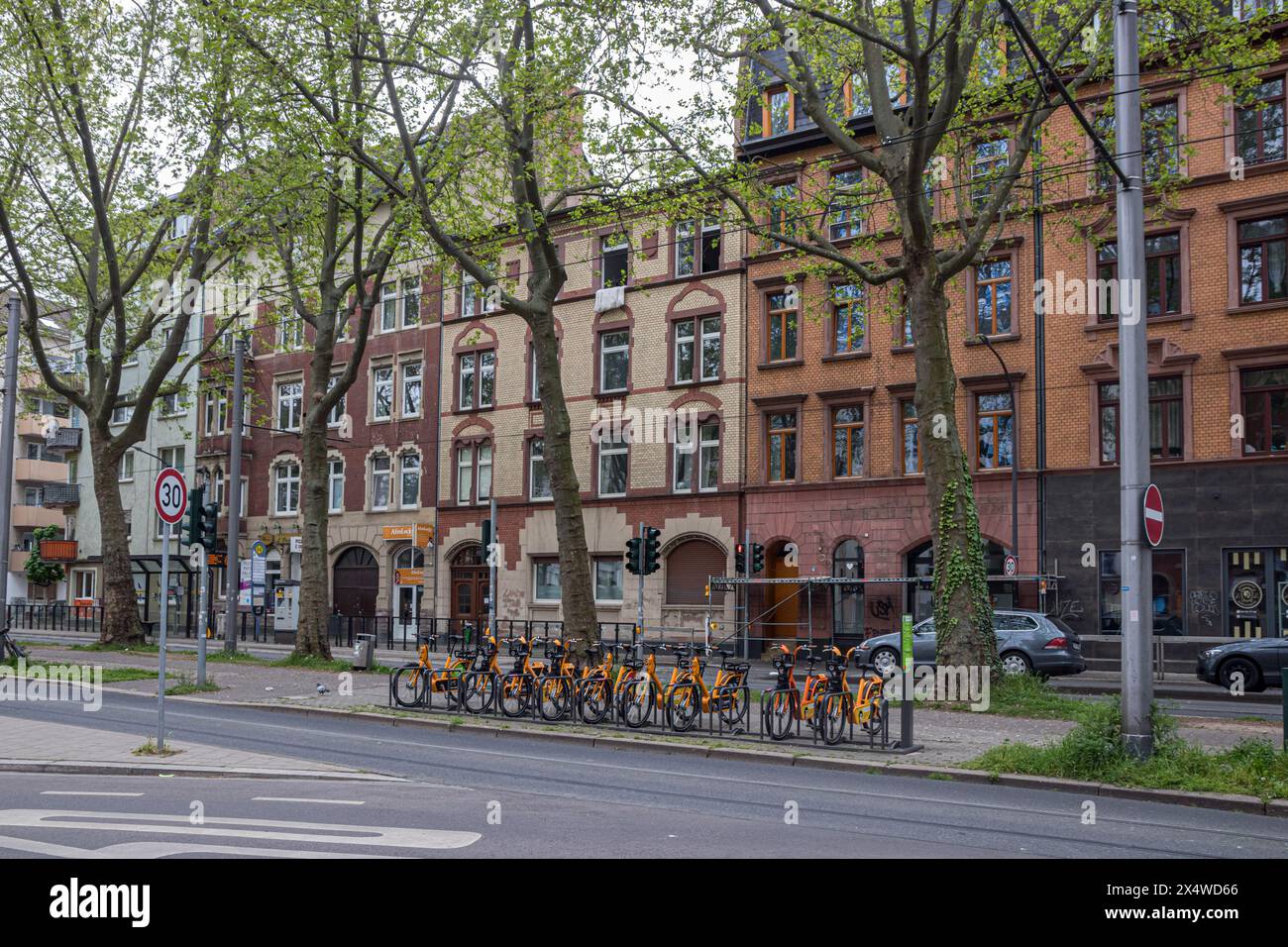 MAINZ - 24. APRIL 2024: Kaiser-Wilhelm-Ring an einem ruhigen, bewölkten Tag. Der Kaiser-Wilhelm-Ring ist eine Hauptstraße im Mainzer Stadtzentrum. Stockfoto