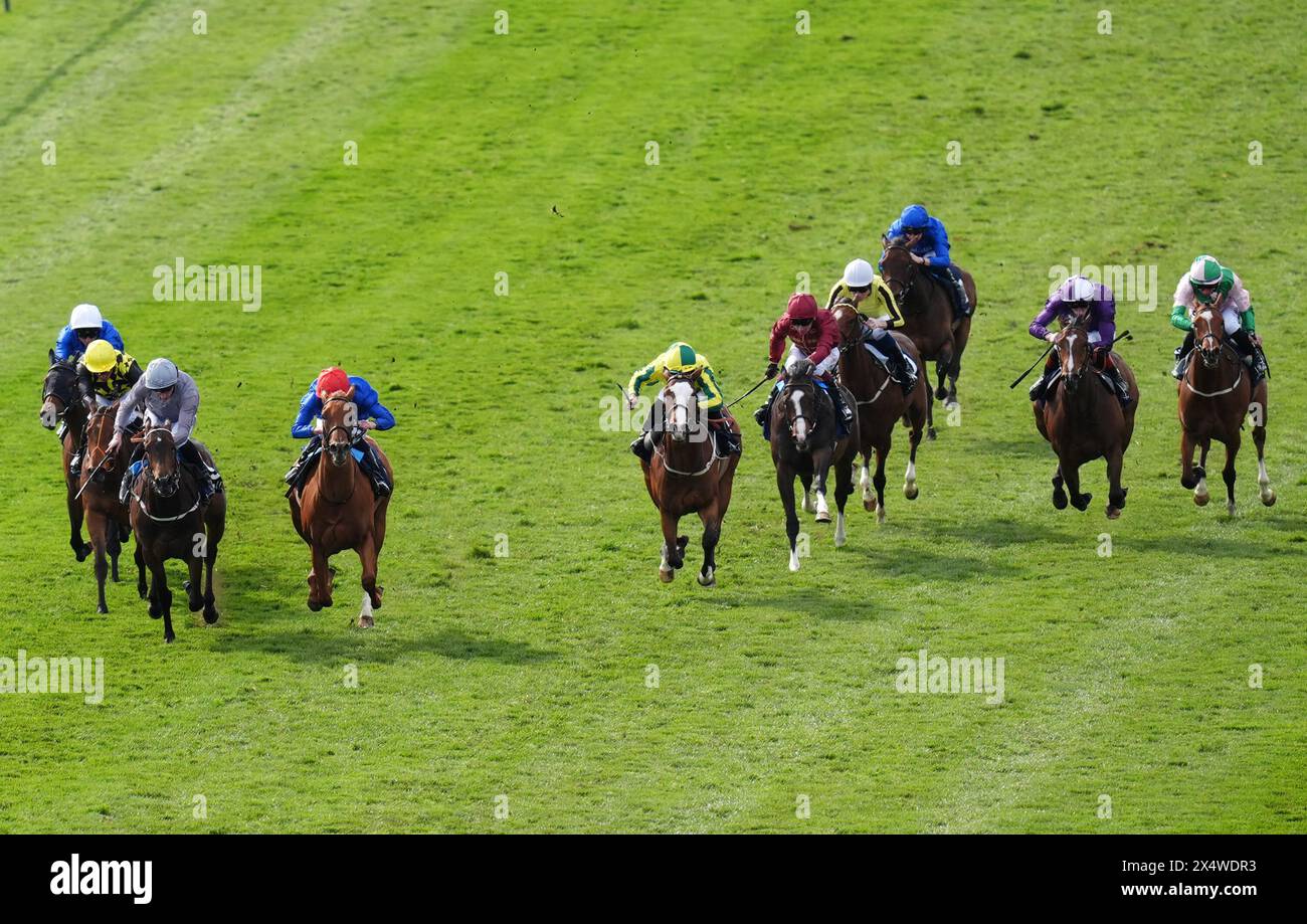 Mountain Breeze wurde von William Buick (dritter links) auf dem Weg zum Gewinn der Tattersalls £40.000 EBF Fillies' Novice Stakes am dritten Tag des QIPCO Guineas Festivals auf der Newmarket Racecourse in Suffolk geritten. Bilddatum: Sonntag, 5. Mai 2024. Stockfoto