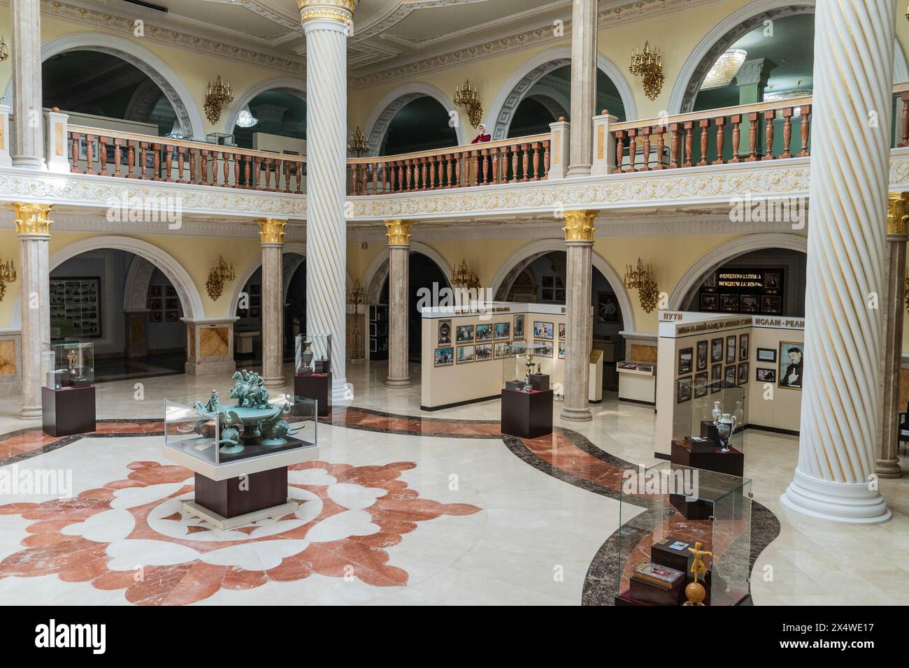 Die Exponate und das Innere des Museums der Republik Tschetschenien Ex-Präsident Achmad Kadyrow in Grosnny, Republik Tschetschenien, Russland. Stockfoto