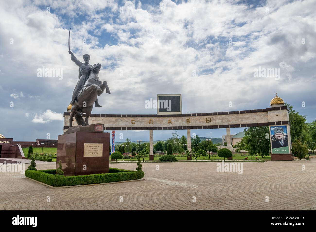 Das Denkmal des tschetschenischen Soldaten Movlid Visaitow im Gedenkpark in der Nähe des Museums von Achmad Kadyrow in Grosny, Tschetschenien, Russland. Stockfoto