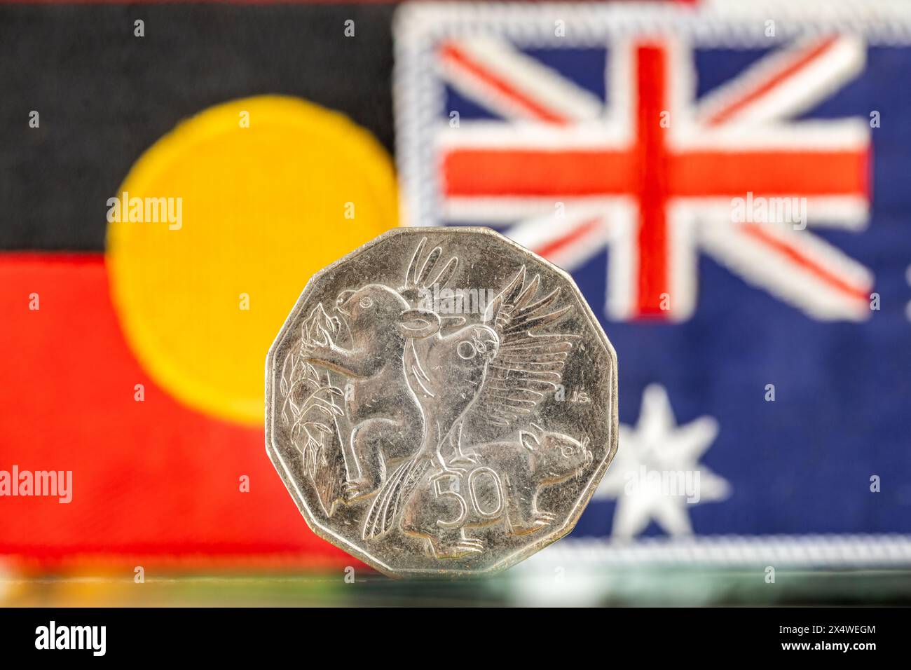 Aborigines und australische Flagge mit 50 Cent Münze. Konzept in Bezug auf Australien Stockfoto