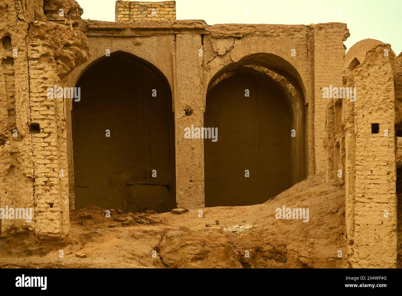Yazd, Iran - 28. Dezember 2022: Orientalische Architektur. Ein altes Gebäude, eine mittelalterliche Stadt, ziegelsteingebäude sind eingestürzt Stockfoto