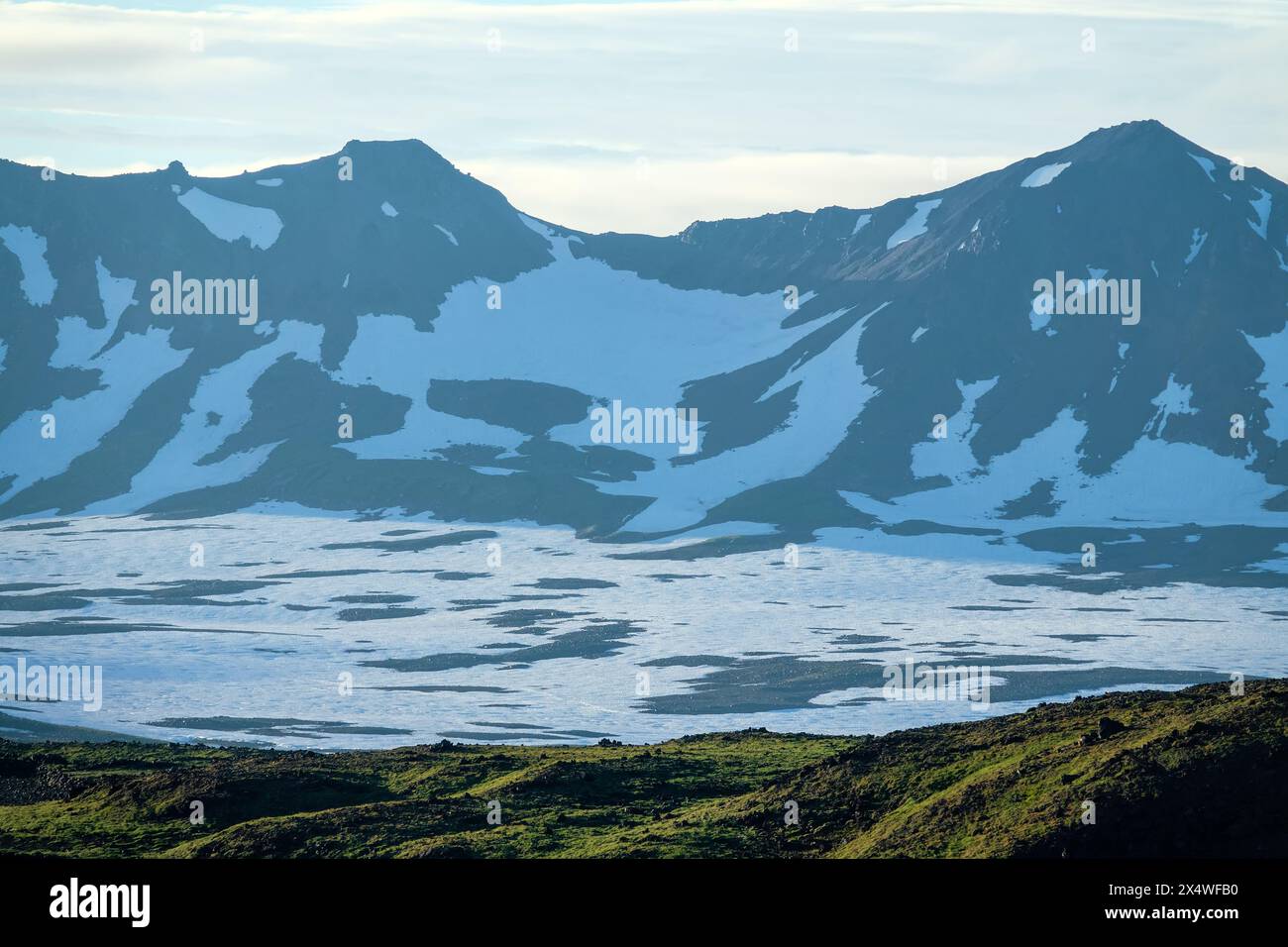 Vulkanischer Umbruch. Vulkangebirge mit Schneefeldern am Horizont. Kamtschatka Stockfoto
