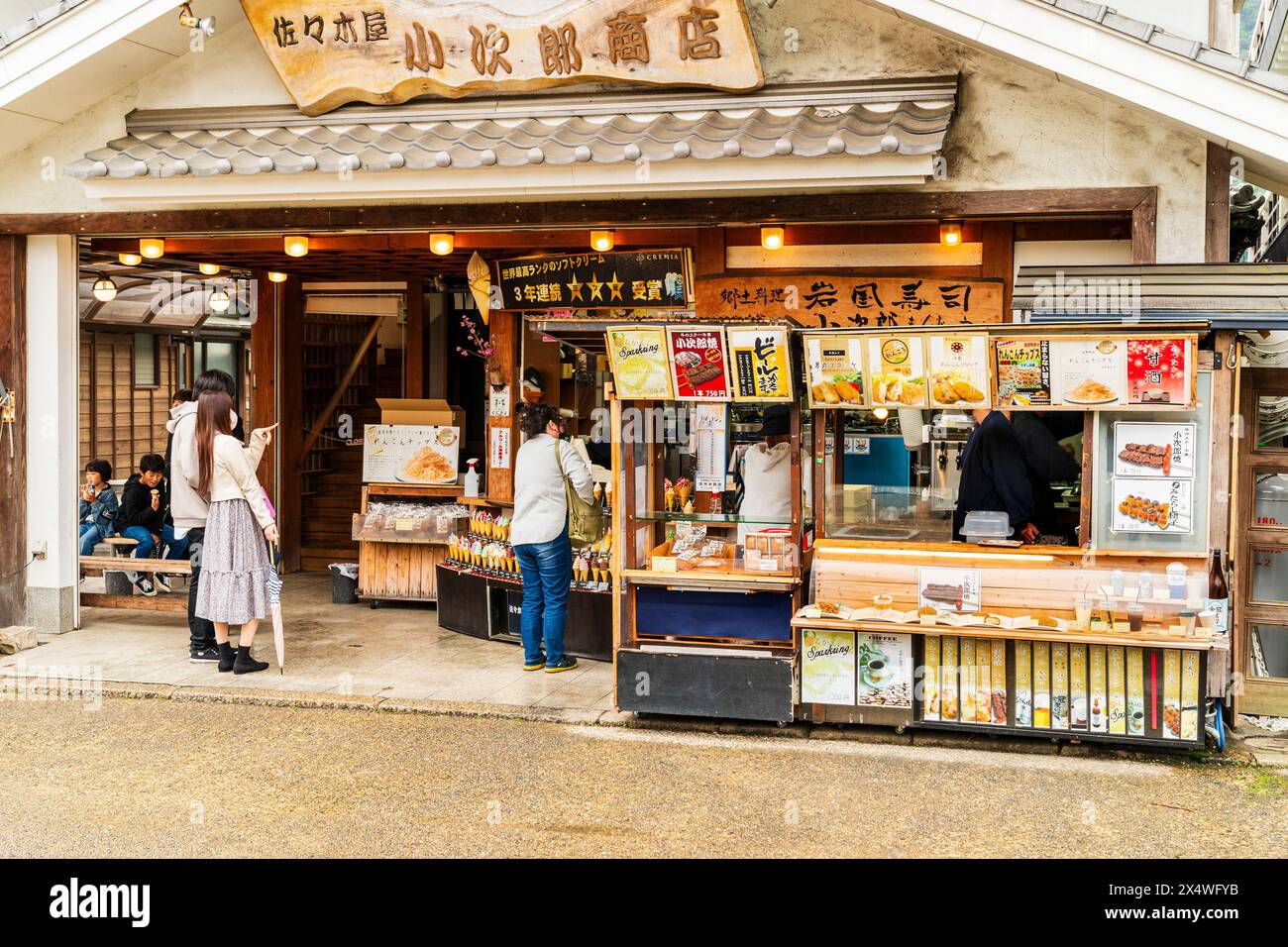 Touristenrestaurant in Iwakuni, Japan. Verkauft verschiedene Arten von Eiskegeln zusammen mit einigen Speisen, es hat Außentheken und einen Essbereich im Inneren. Stockfoto