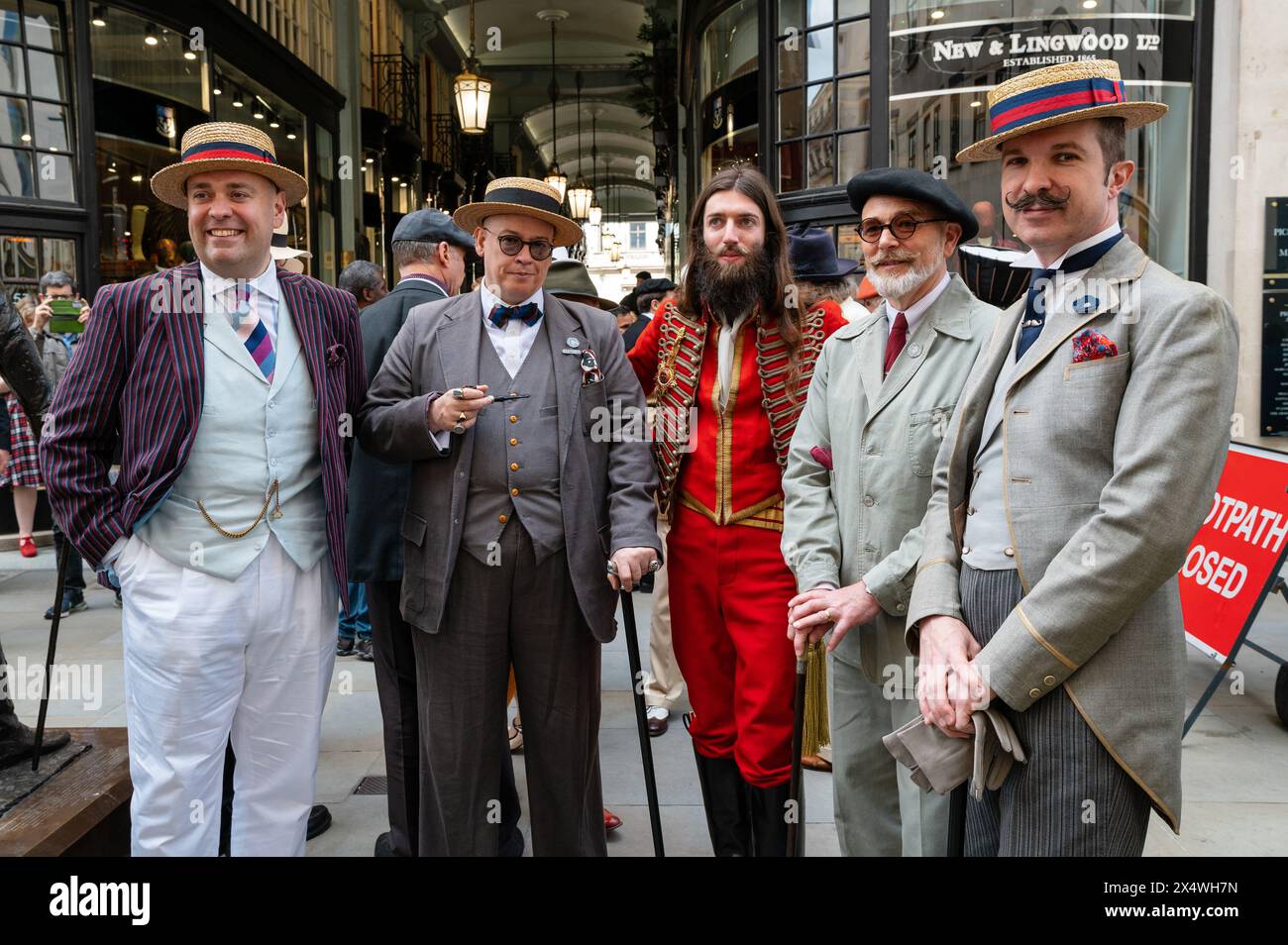 London, Großbritannien. 5. Mai 2024. Männer und Frauen versammeln sich zum 4. Grand Flaneur Walk, der neben der Statue von Beau Brummell in der Jermyn Street in St. James' beginnt. Anrede: Andrea Domeniconi/Alamy Live News Stockfoto