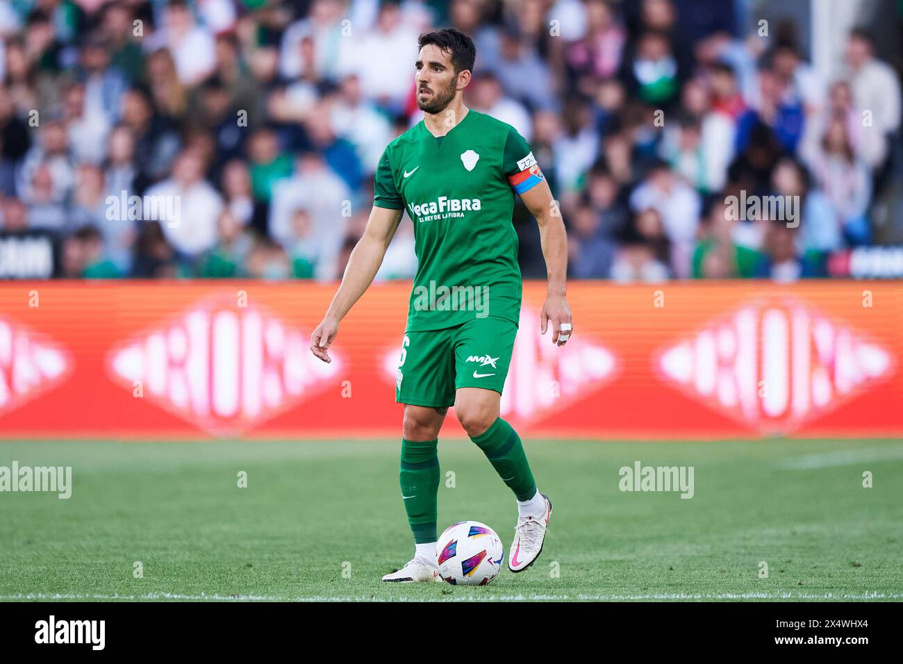 Pedro Bigas von Elche CF mit dem Ball während des LaLiga LaLiga Hypermotion Spiels zwischen Real Racing Club und Elche CF im El Sardinero Stadium im Mai Stockfoto