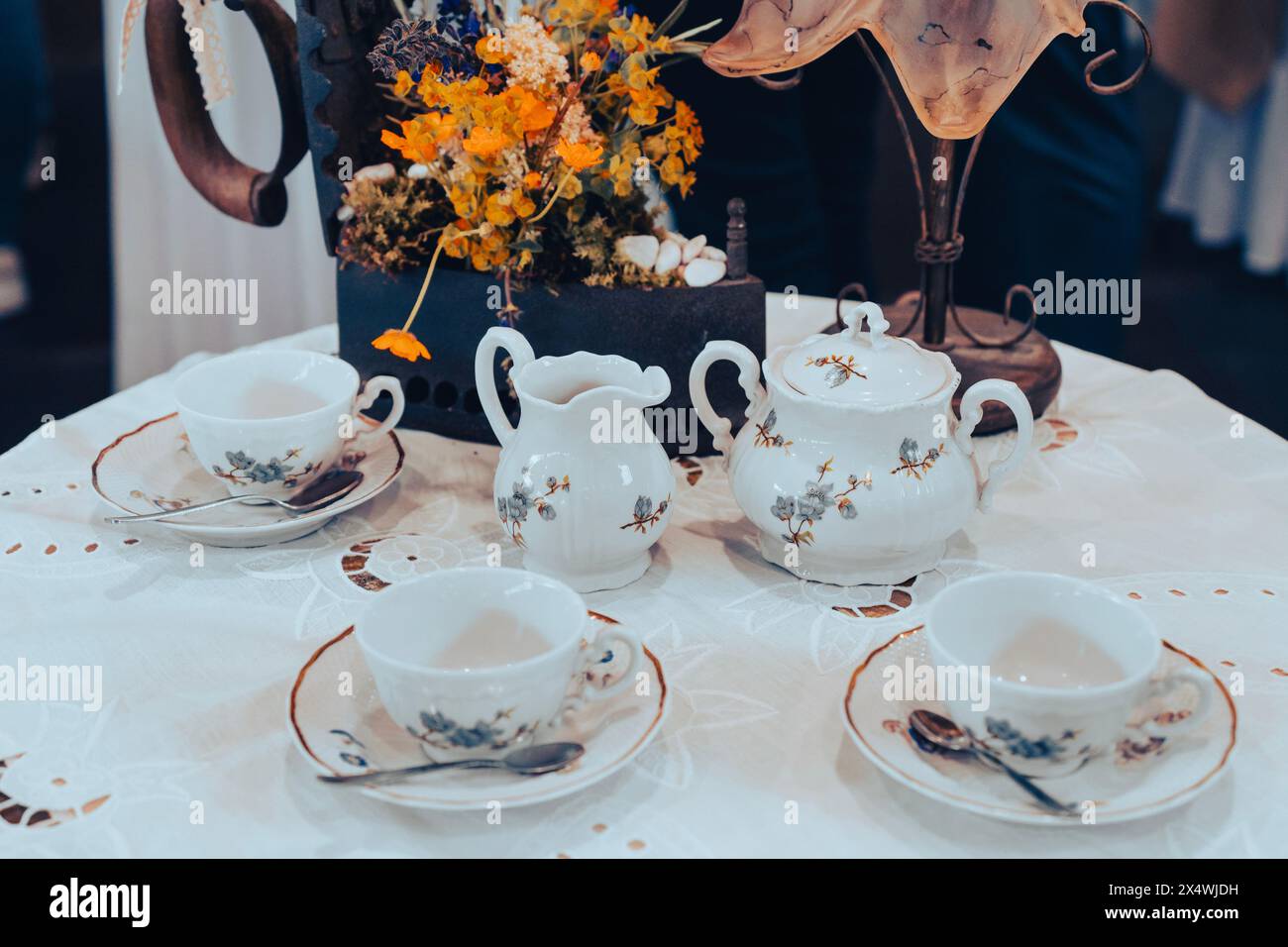 Antiker Tee Set Stillleben auf einem Tisch mit Blumen und altem Eisen Stockfoto