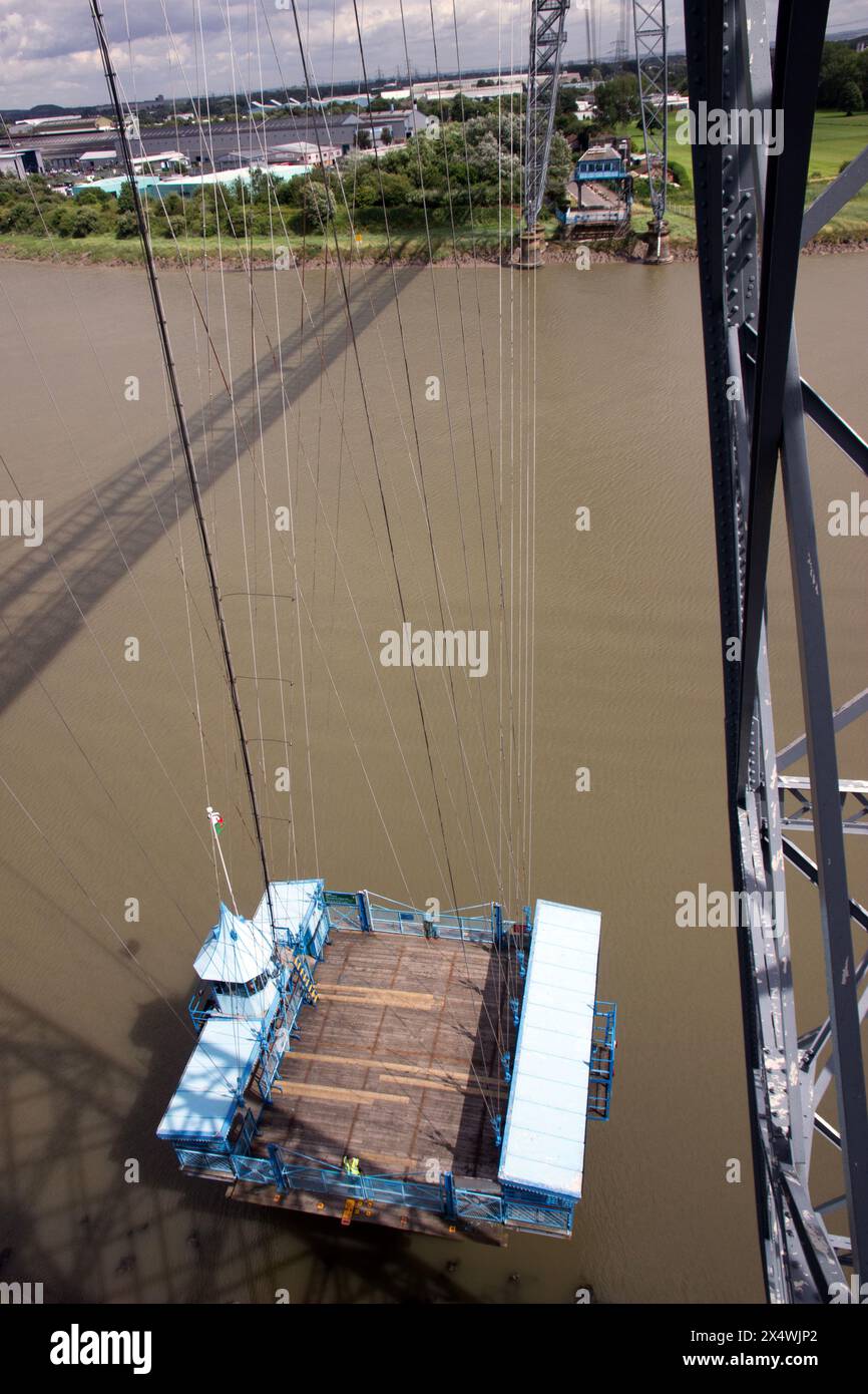 Die Gondelbahn auf der Newport Transporter Bridge, ein denkmalgeschütztes Bauwerk am Fluss Usk, wurde 1906 eröffnet Stockfoto