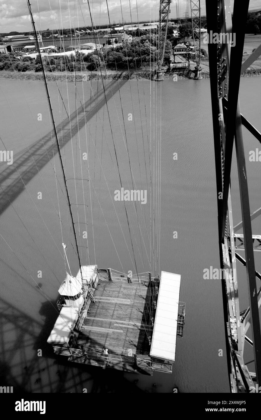 Die Gondelbahn auf der Newport Transporter Bridge, ein denkmalgeschütztes Bauwerk am Fluss Usk, wurde 1906 eröffnet Stockfoto