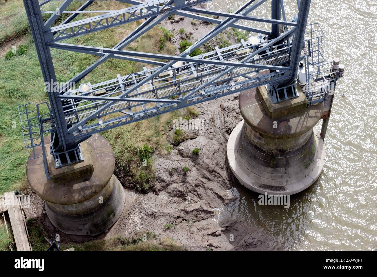 Die Fundamente zur Newport Transporter Bridge, ein denkmalgeschütztes Bauwerk am Fluss Usk, das 1906 eröffnet wurde Stockfoto