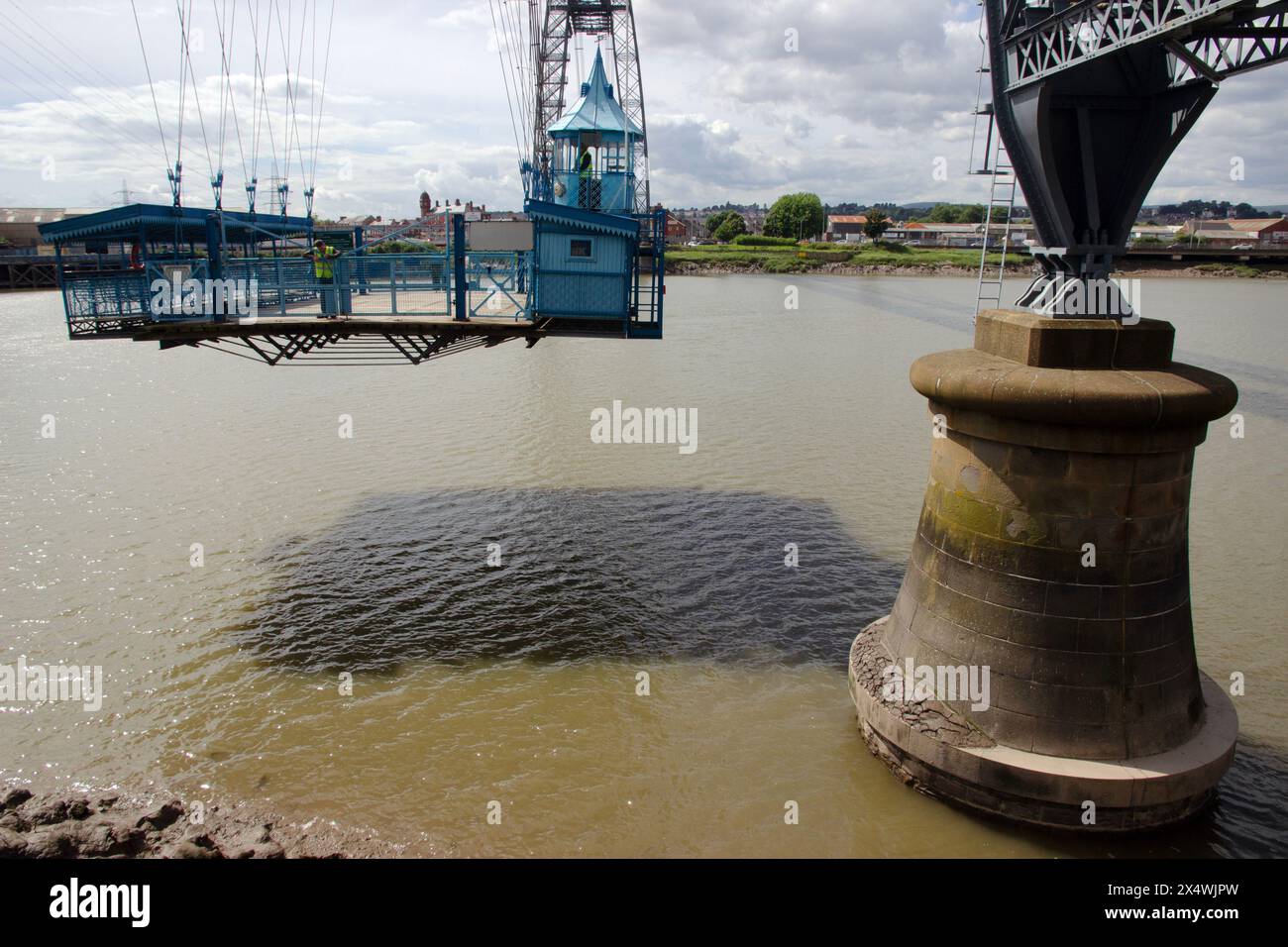 Die Gondelbahn auf der Newport Transporter Bridge, ein denkmalgeschütztes Bauwerk am Fluss Usk, wurde 1906 eröffnet Stockfoto