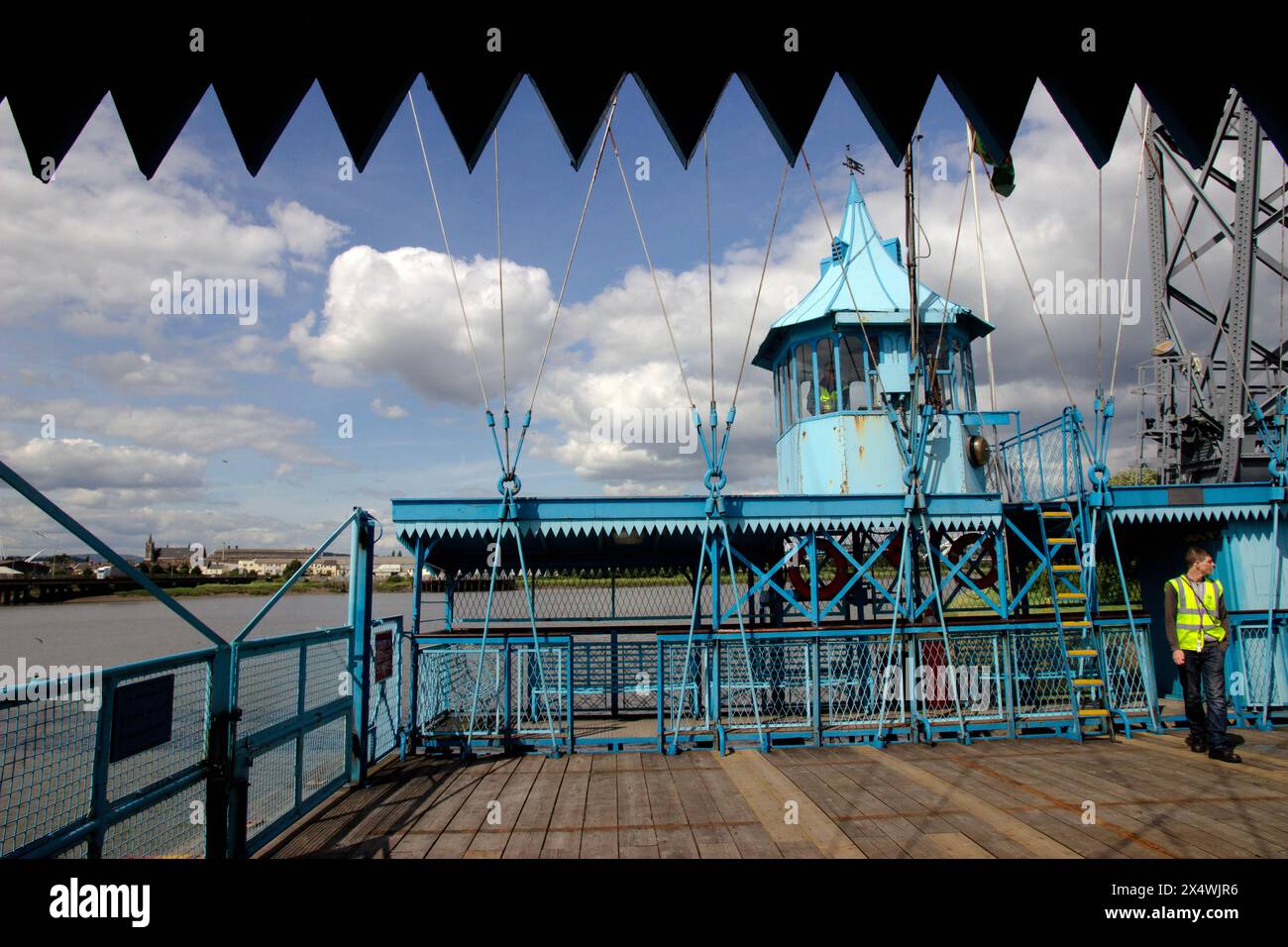 Die Gondelbahn auf der Newport Transporter Bridge, ein denkmalgeschütztes Bauwerk am Fluss Usk, wurde 1906 eröffnet Stockfoto