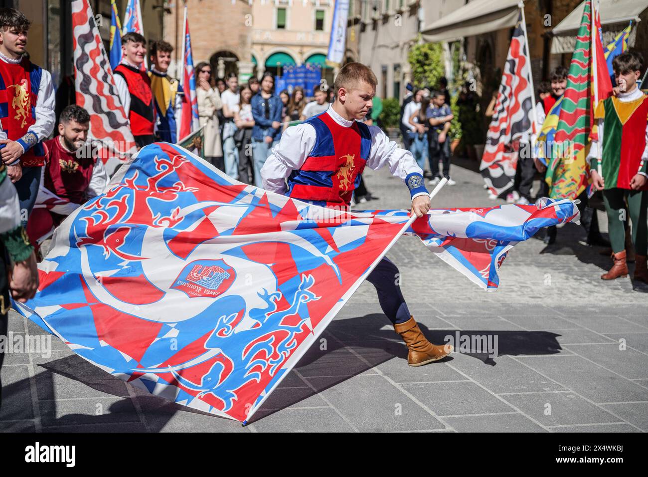 Ascoli Piceno, Italien. Mai 2024. Das 71. Nationale Bersaglieri-Treffen fand in der Stadt der hundert Türme, Ascoli Piceno, statt, wo 12.000 Bersaglieri durch die Wahrzeichen der Stadt zur Bühne der Behörden marschierten, die sich auf der Piazza Arringo vor der Kathedrale von Sant'Emidio befindet. Die Zeremonie wurde von der italienischen Premierministerin Giorgia Meloni geleitet. Ascoli Piceno - Marken, Italien - 05/05/2024 Credit: Andrea Vagnoni/Alamy Live News Stockfoto