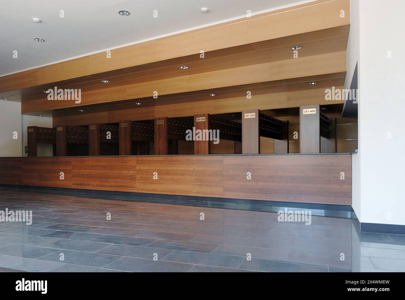 Leere Halle und Checkroom im Theater Stockfoto