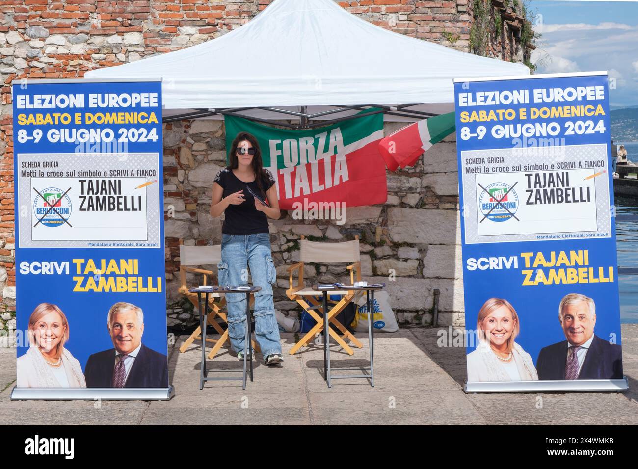 Forza Italia steht mit Wahlwerbung für die Europawahlen 2024 Stockfoto