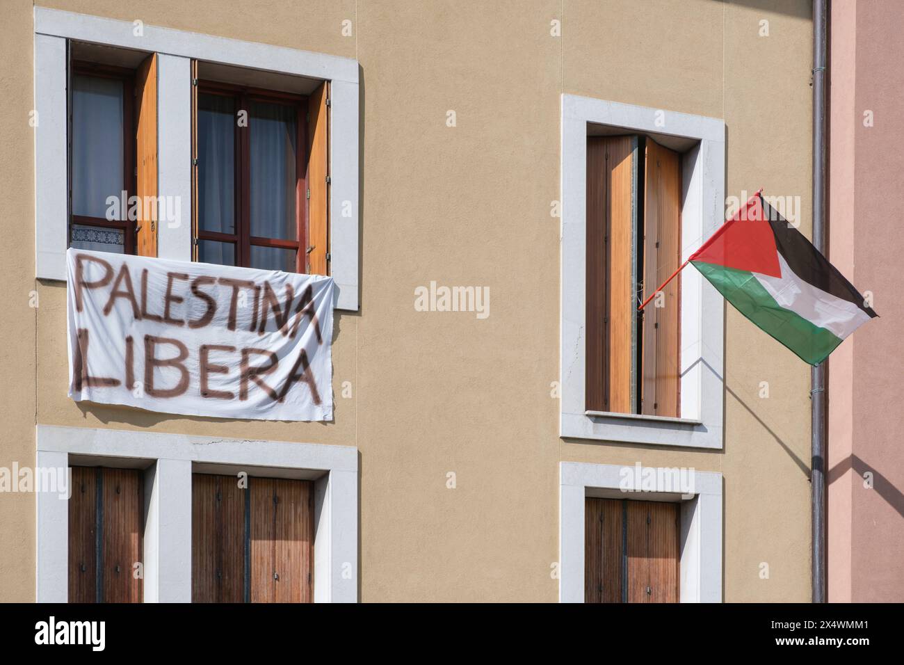 Pro-palästinensische Proteste in einem Haus in der italienischen Stadt Salo am Gardasee Stockfoto