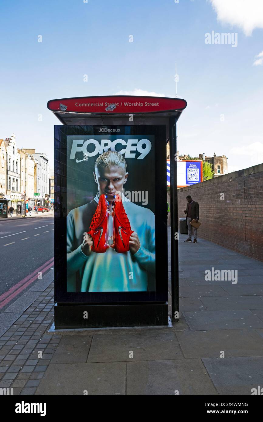 Manchester City Fußballspieler Erling Haaland elektronische Werbeanzeige auf Bushaltestelle Nike Phantom GX Fußballschuhe London England Großbritannien Stockfoto
