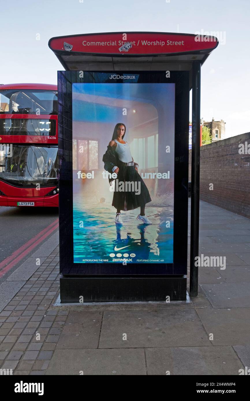 Nike airmax Werbespot Frau trägt Airmax Schuhe „Feel the Irreal“ elektronische Werbung an der Seite einer Bushaltestelle London England UK 2024 Stockfoto