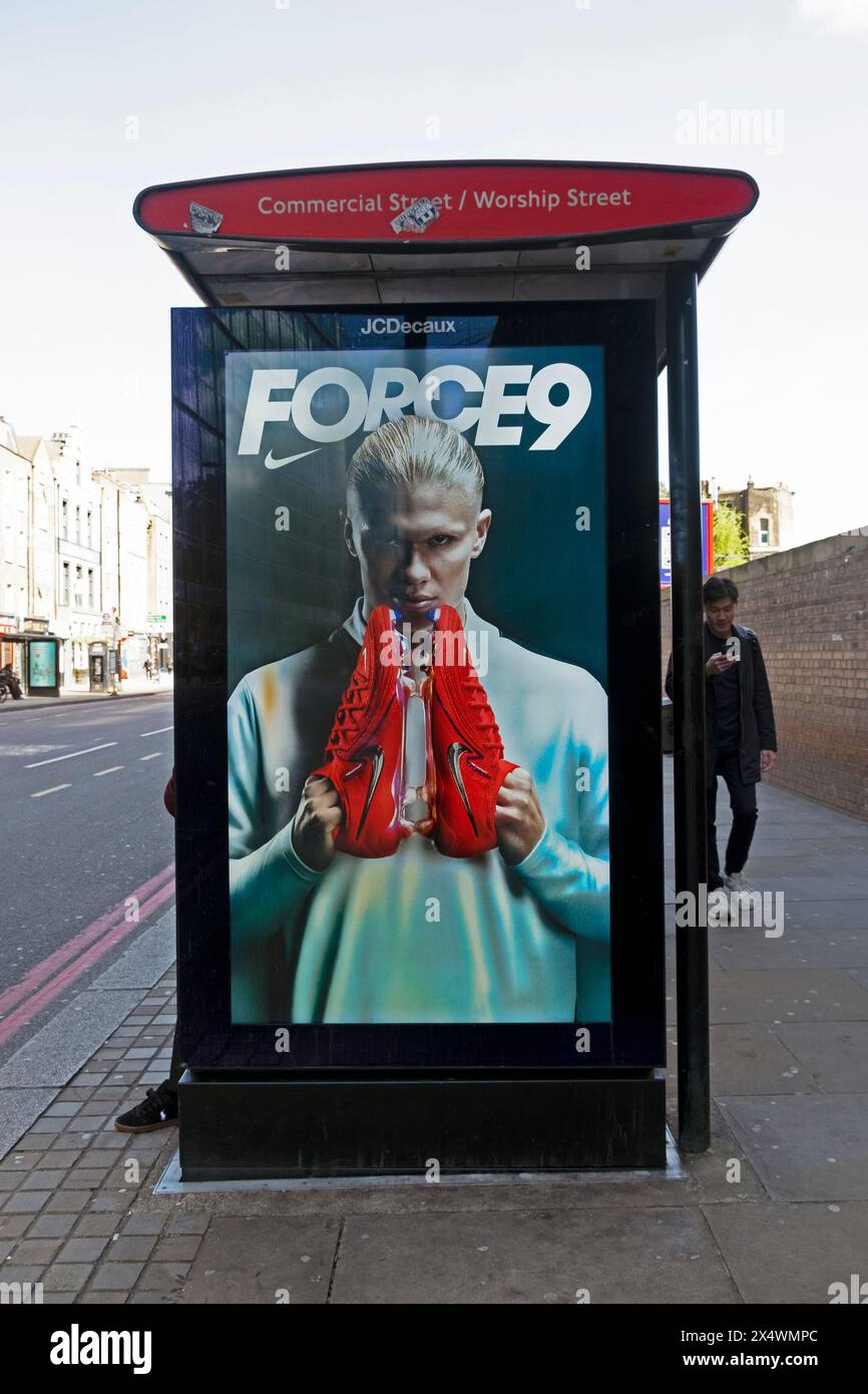 Der norwegische Fußballspieler Erling Haaland elektronische Werbeanzeige auf den Nike Phantom GX Fußballschuhen London England Großbritannien Stockfoto