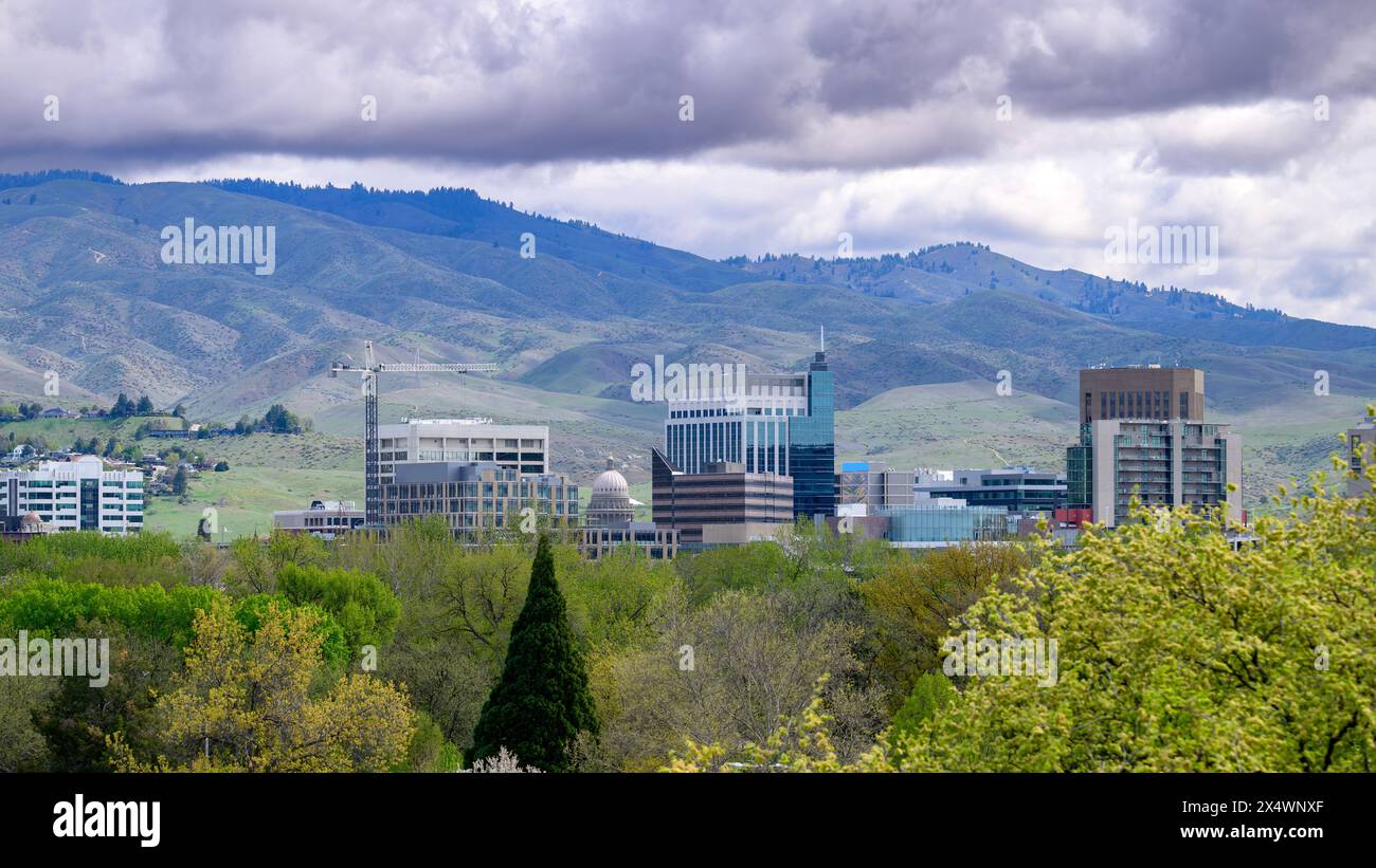 Skyline von Boise im Frühling mit Bergkulisse Stockfoto