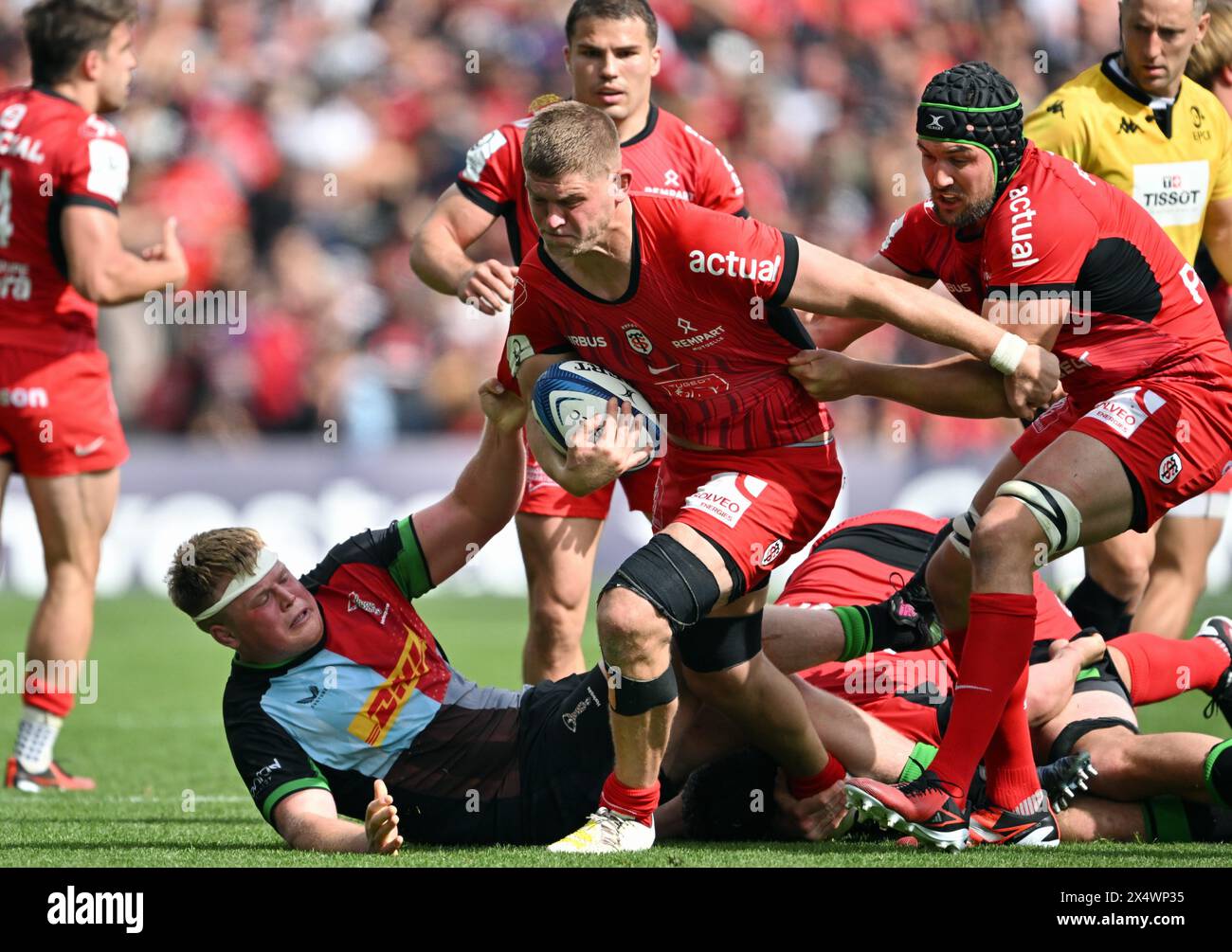 Toulouse, Frankreich. Mai 2024. © PHOTOPQR/LA DEPECHE DU MIDI/LAURENT DARD ; TOULOUSE ; 05/05/2024 ; DDM LAURENT DARD RUGBY DEMI FINALE DE LA CHAMPIONS CUP AU STADIUM DE TOULOUSE INVESTEC CHAMPIONS CUP STADE TOULOUSAIN EN ROUGE CONTRE HARLEQUINS EN NOIR VICTOIRE DU STADE TOULOUSAIN 38 A 26 JACK WILLIS CREDIT: MAXPPP/ALAMY LIVE NEWS Stockfoto