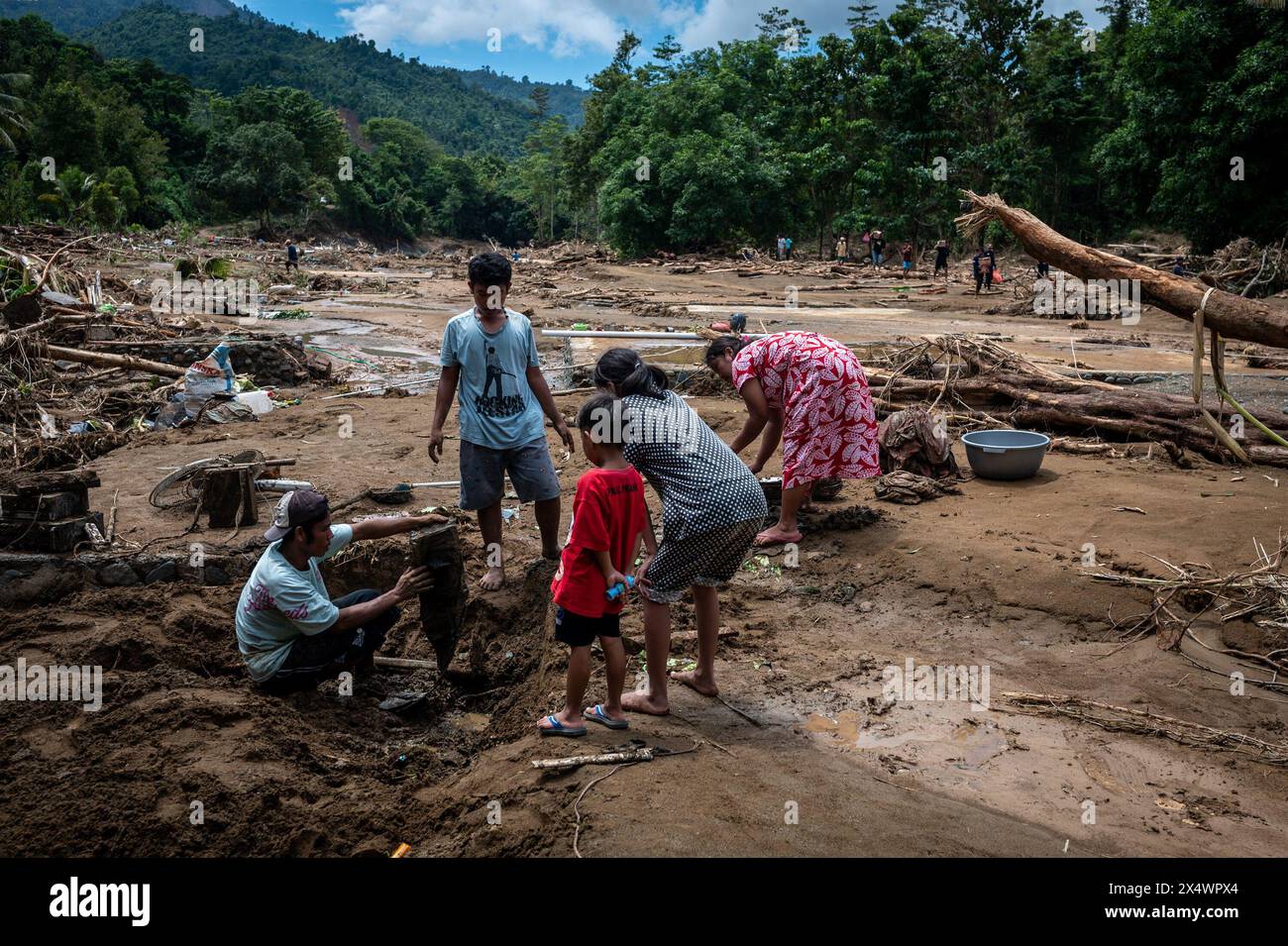 Luwu, Indonesien. Mai 2024. Die Bewohner suchen nach Gegenständen, die noch aus den Ruinen der Überschwemmung im Unterbezirk Suli, Luwu Regency, verwendet werden können. Überschwemmungen von 3 Metern Tiefe haben 13 Unterbezirke getroffen, da Wasser und Schlamm das Gebiet bedeckten und 14 Menschen töteten. Mehr als 1.000 Häuser waren betroffen und 42 wurden von den Überschwemmungen weggefegt. (Foto: Hariandi Hafid/SOPA Images/SIPA USA) Credit: SIPA USA/Alamy Live News Stockfoto