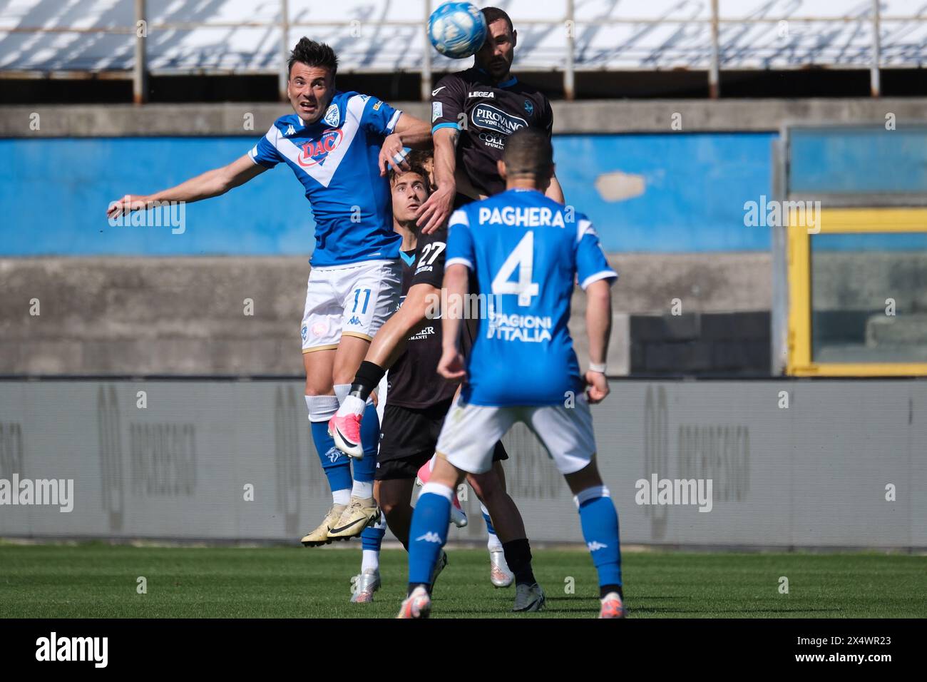 Brixia, Italien. Mai 2024. Gabriele Moncini von Brescia Calcio FC und Ionita Artur vom Calcio Lecco 1912 Team 1912 im Mario Rigamonti Stadion am 5. Mai 2024 in Brixia, Italien. Quelle: Roberto Tommasini/Alamy Live News Stockfoto