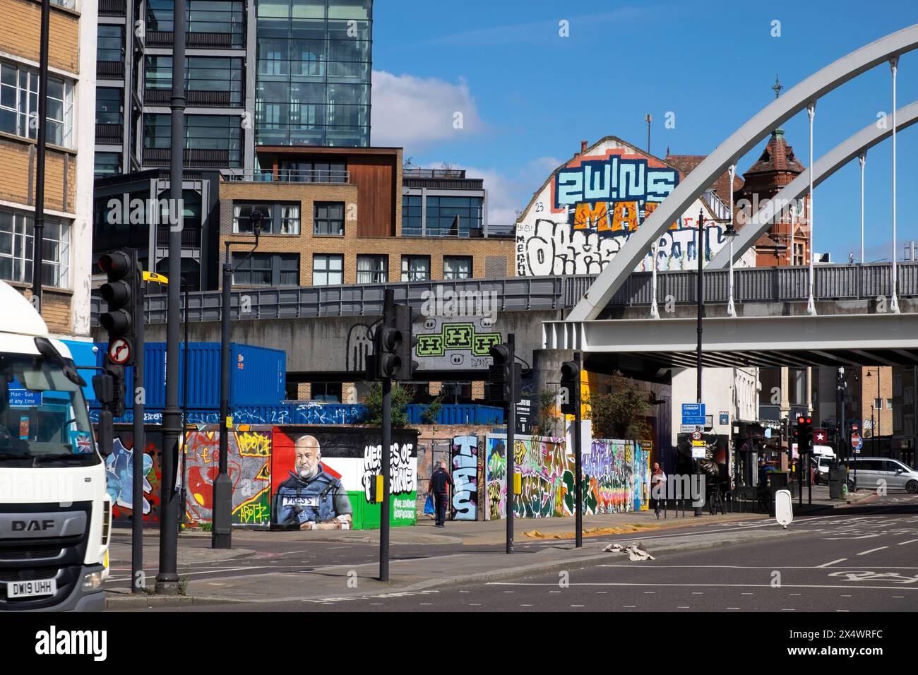 Eisenbahnbrücke über die Shoreditch High Street von der Kreuzung Great Eastern Street A10 Ringstraße East London England UK 2024 KATHY DEWITT Stockfoto