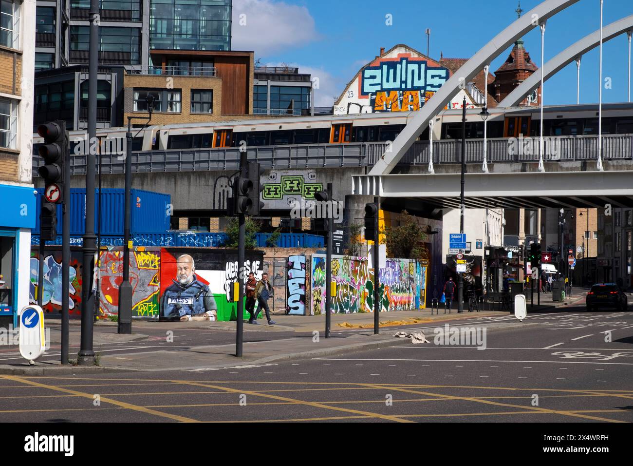 Eisenbahnbrücke über die Shoreditch High Street von der Kreuzung Great Eastern Street A10 Ringstraße East London England UK 2024 KATHY DEWITT Stockfoto