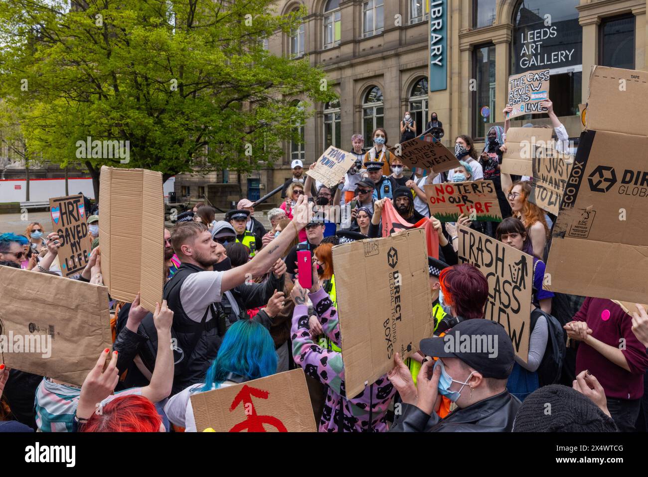 Leeds, Großbritannien. MAI 2024. Auditor Marti Blagborough filmt innerhalb von Pro Trans Rights Crowd während sich Demonstranten vor der Kunstgalerie in Leeds versammelten, um gegen den CASS-Bericht über die medizinische Behandlung von Transgender-Kindern und jungen Erwachsenen zu protestieren, wurde die Demonstration von etwa 250 Personen besucht, darunter mehrere „Auditoren“ unter der Leitung des beliebten youtubers Marti Blagborough, die Stimmung war extrem angespannt, es wurden jedoch keine Festnahmen vorgenommen. Credit Milo Chandler/Alamy Live News Stockfoto