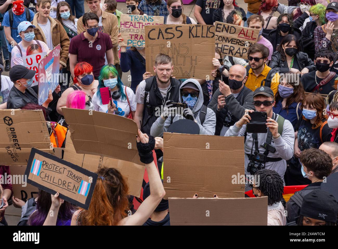 Leeds, Großbritannien. MAI 2024. Auditoren unter der Leitung von Marti Blagborogh (Middle) von der Gruppe PINAC Film innerhalb der Pro Trans Rights Crowd während sich Demonstranten vor der Kunstgalerie in Leeds versammelten, um gegen den CASS-Bericht über die medizinische Behandlung von Transgender-Kindern und jungen Erwachsenen zu protestieren, nahmen an der Demonstration etwa 250 Personen Teil. durch die Auditoren war die Stimmung extrem angespannt, es wurden jedoch keine Festnahmen vorgenommen. Credit Milo Chandler/Alamy Live News Stockfoto