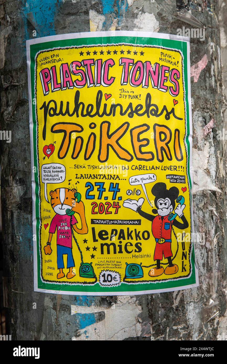 Plastiktöne, Puhelinseksi und Tiikeri in Lepakkomies. Punk Rock-Gig-Poster an einer Straßenlaterne im Bezirk Harju in Helsinki, Finnland. Stockfoto